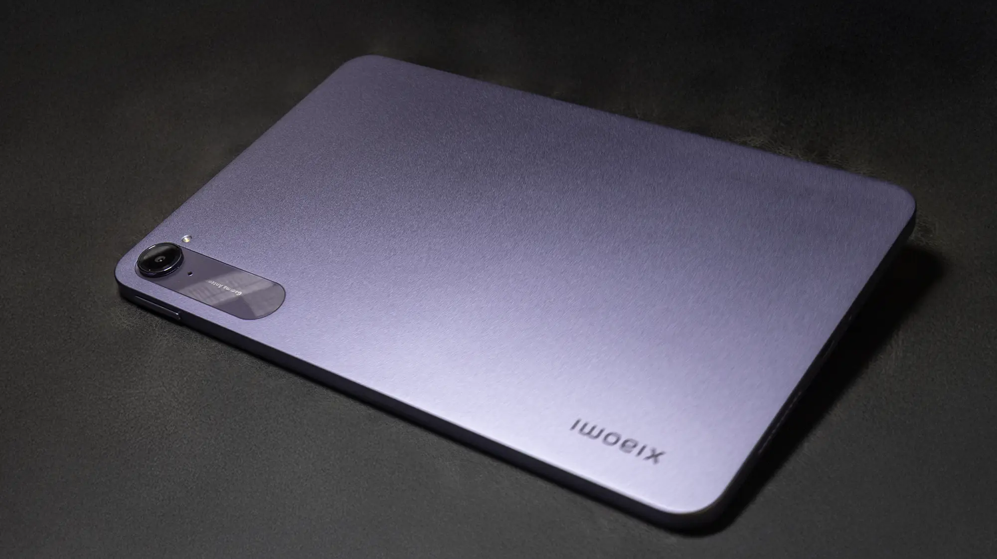 Xiaomi製タブレットの背面全体写真。パープル/ブルーグレーのマットな質感で、横向き使用を想定したXiaomiロゴと、メインカメラモジュールが配置されているデザイン。