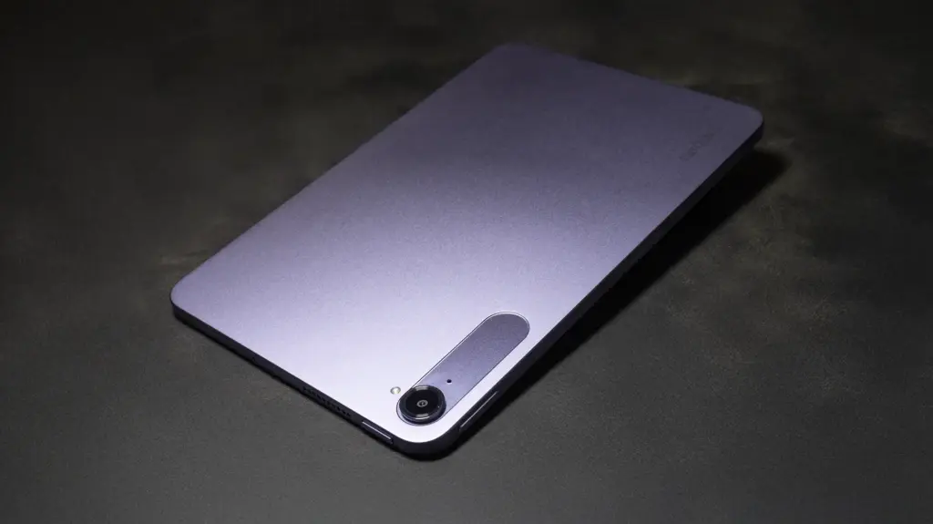 Xiaomi Pad Miniの背面全体写真。マットな質感で、メインカメラと帯状のデザイン（アンテナ）が特徴的な薄型タブレットのデザインレビュー。