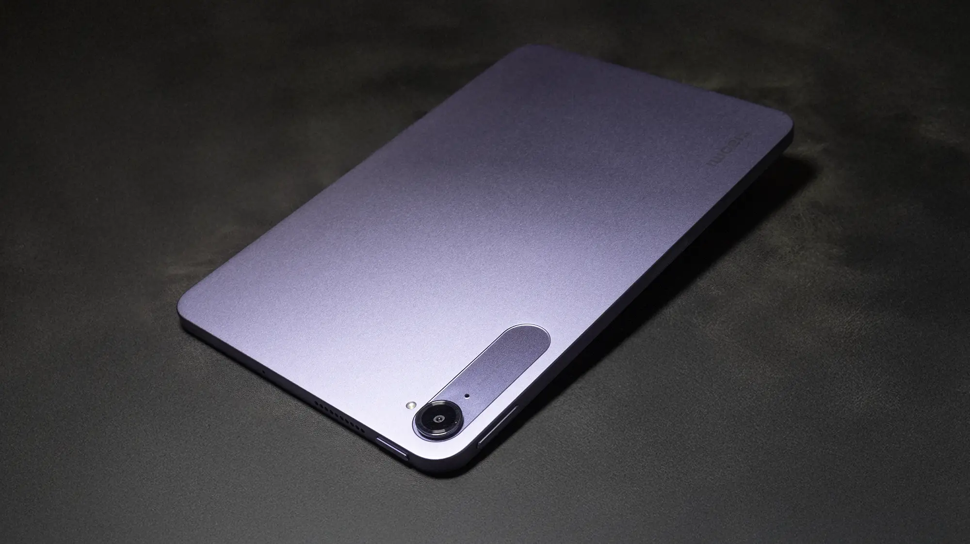 Xiaomi製タブレットのパープル/ブルーグレーの背面全体写真。マットな質感で、メインカメラと帯状のデザイン(アンテナ)が特徴的な薄型タブレットのデザインレビュー。