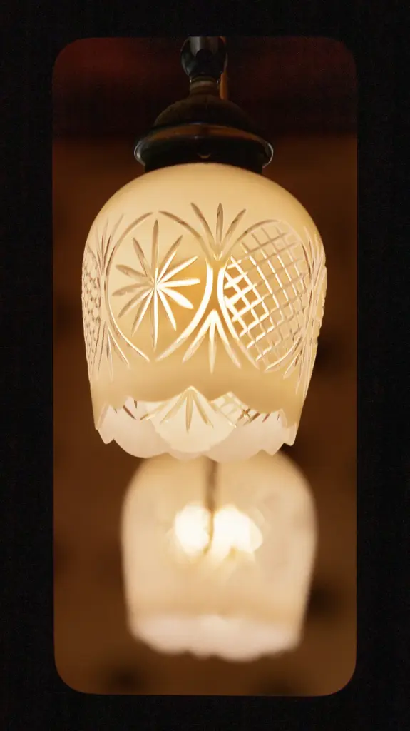 Xiaomi 15T Proのディスプレイに映した室内照明、ガラスシェードの質感とボケ表現