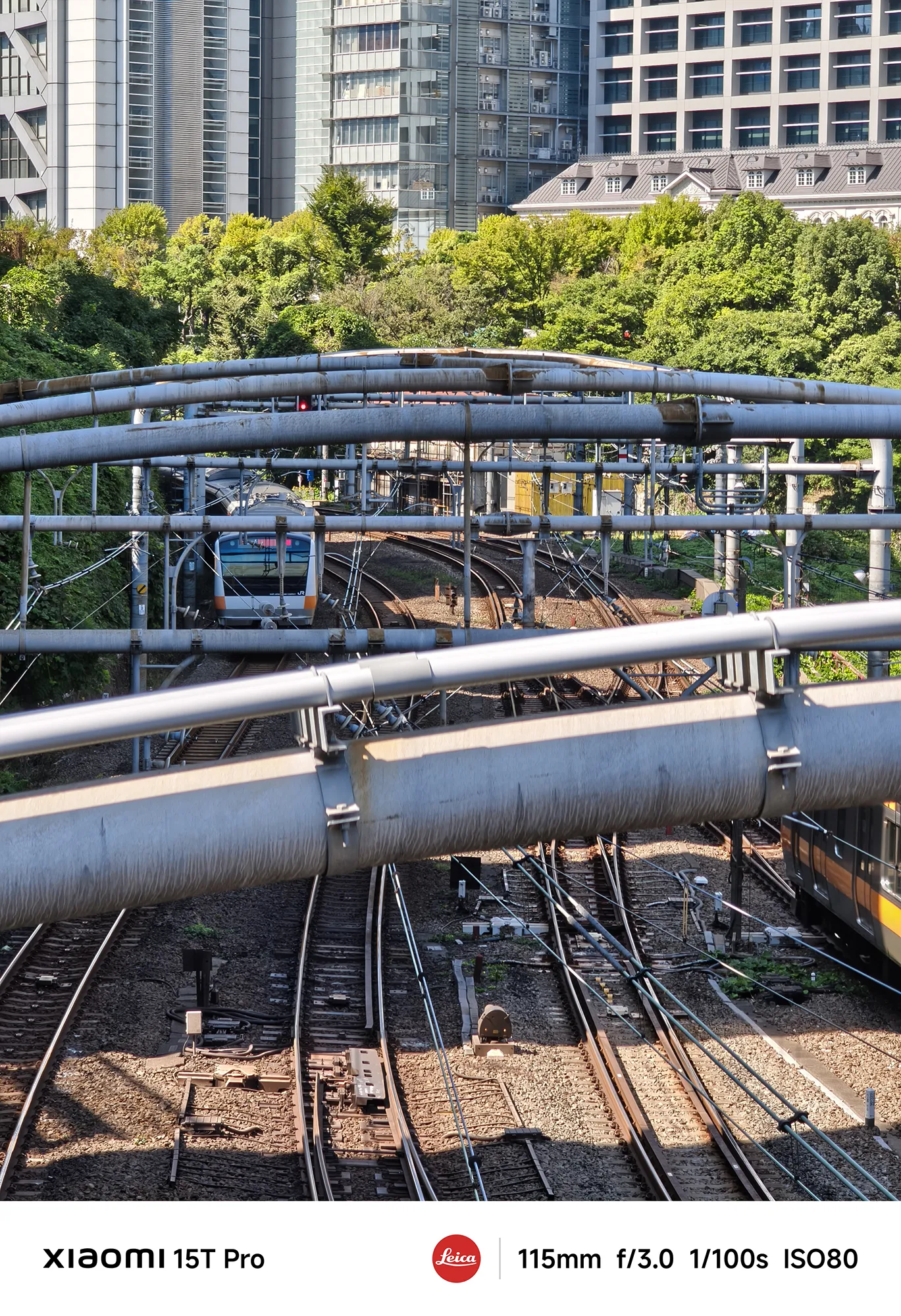 Xiaomi 15T Proで撮影した御茶ノ水駅の複雑な鉄道立体交差（115mm望遠圧縮作例）