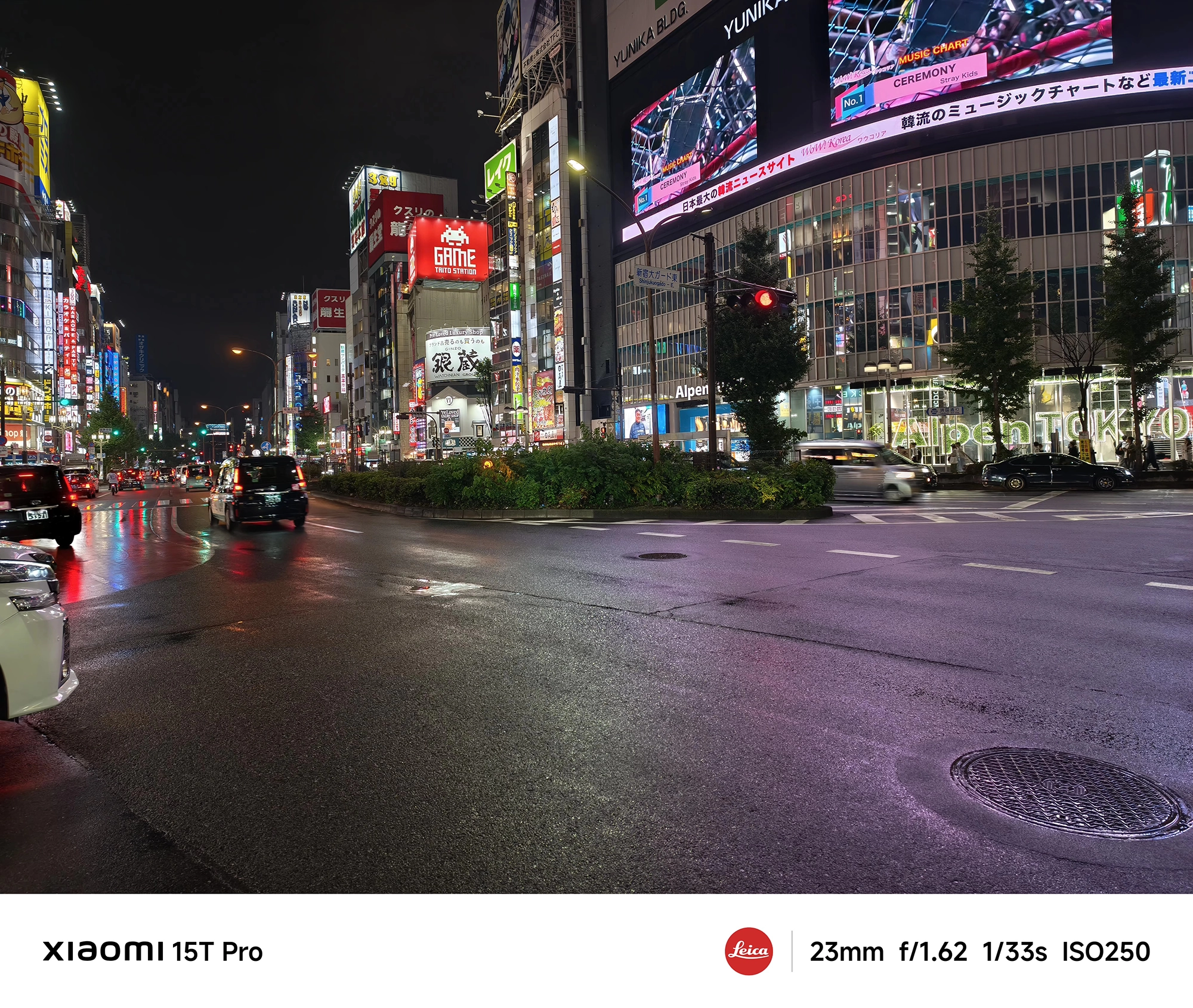 Xiaomi 15T Proで撮影した西武新宿付近の夜景（46mm中望遠、マンホールの反射）