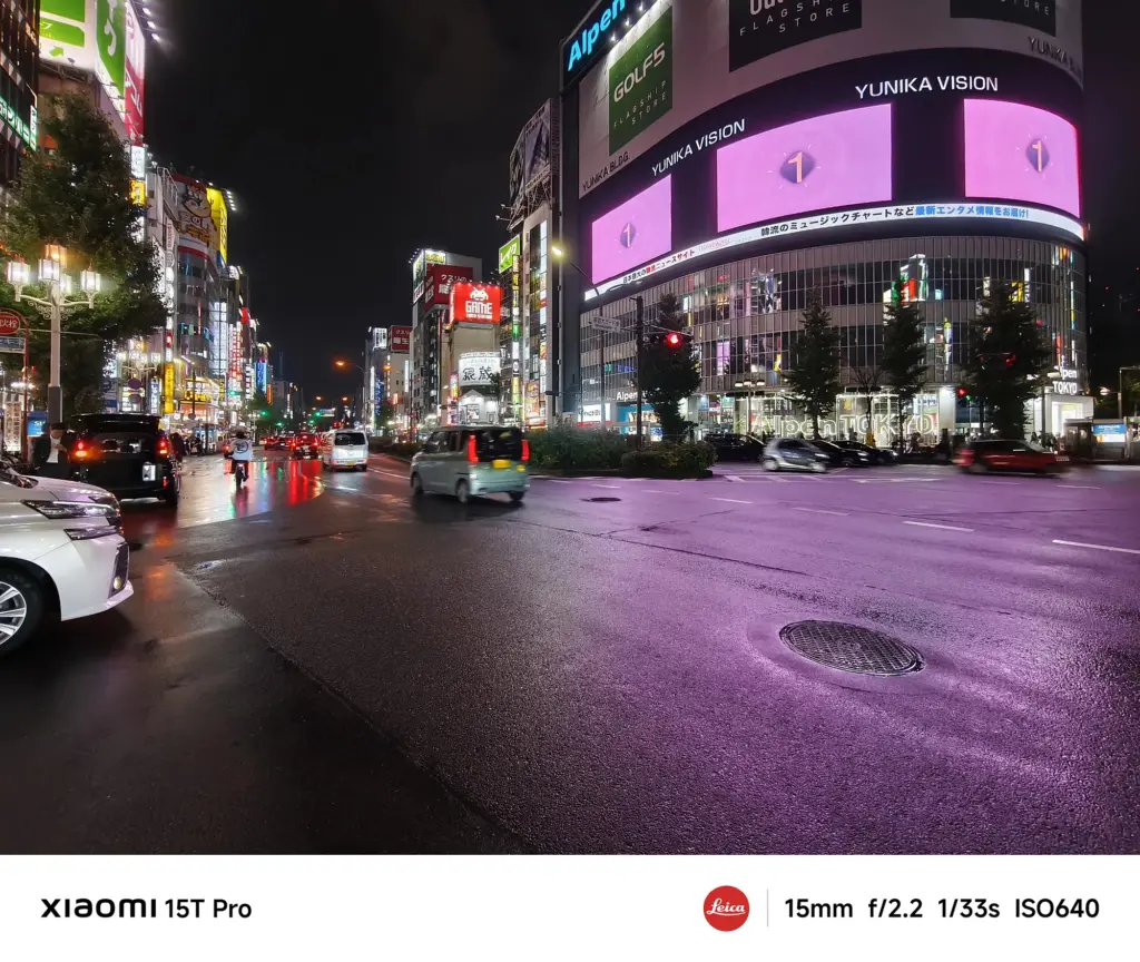 Xiaomi 15T Proで撮影した新宿東口のネオン街と大型ビジョンの夜景（15mm超広角）