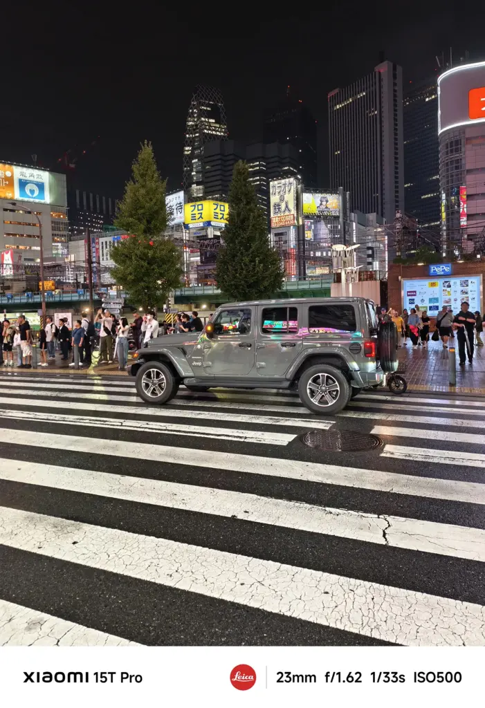 Xiaomi 15T Proで撮影した新宿大ガード付近の交差点の夜景（23mm広角、車とビル群）