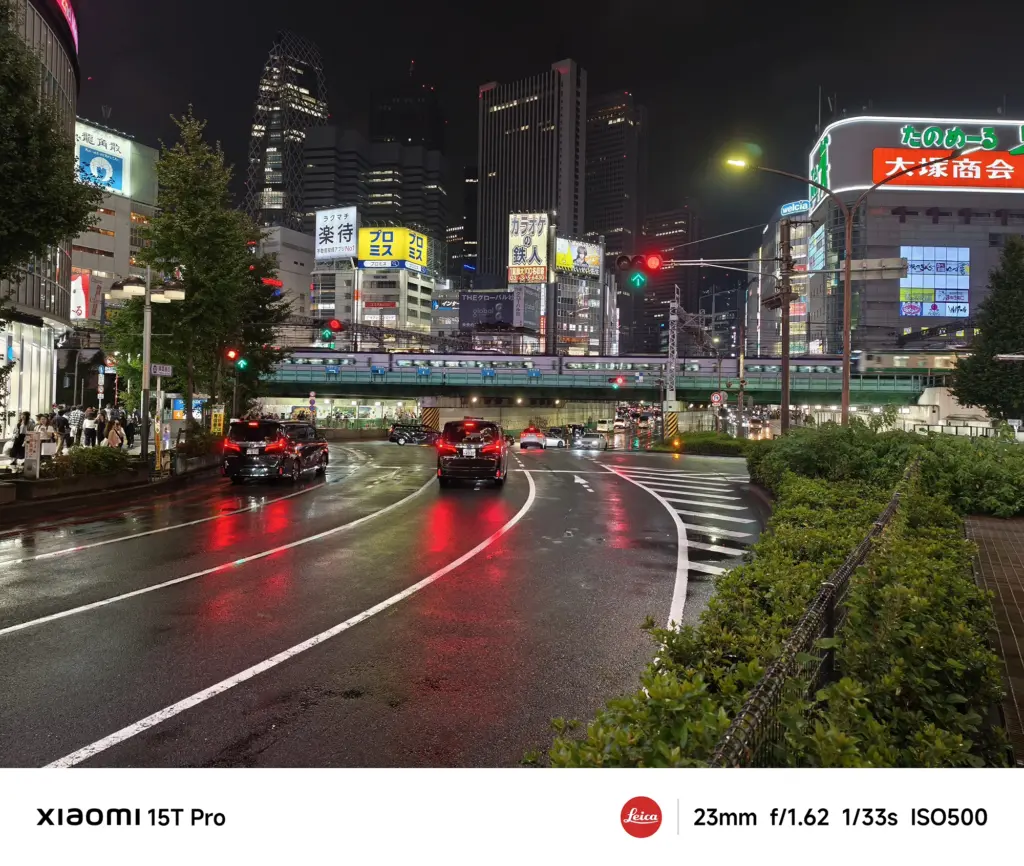 Xiaomi 15T Proで撮影した新宿の鉄道高架とテールランプの夜景（23mm広角、濡れた路面）