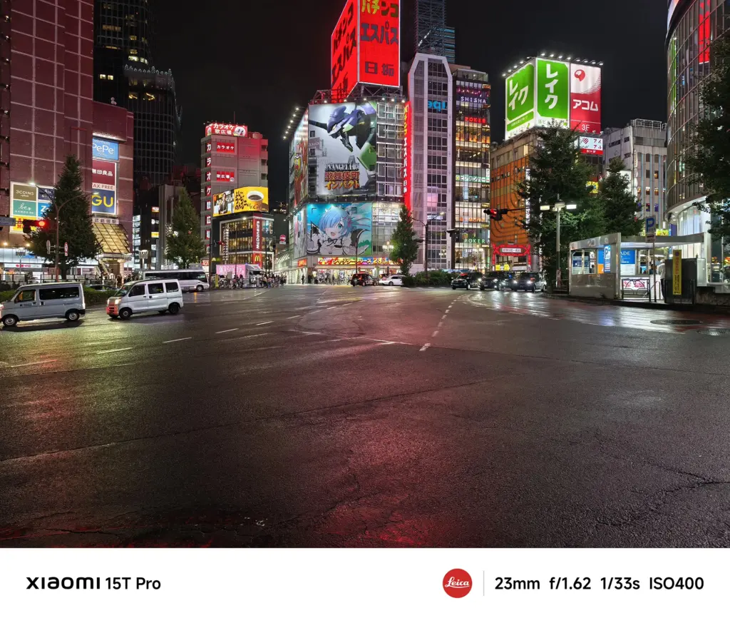 Xiaomi 15T Proで撮影した新宿歌舞伎町付近のネオン街と紫色の反射の夜景（23mm広角）