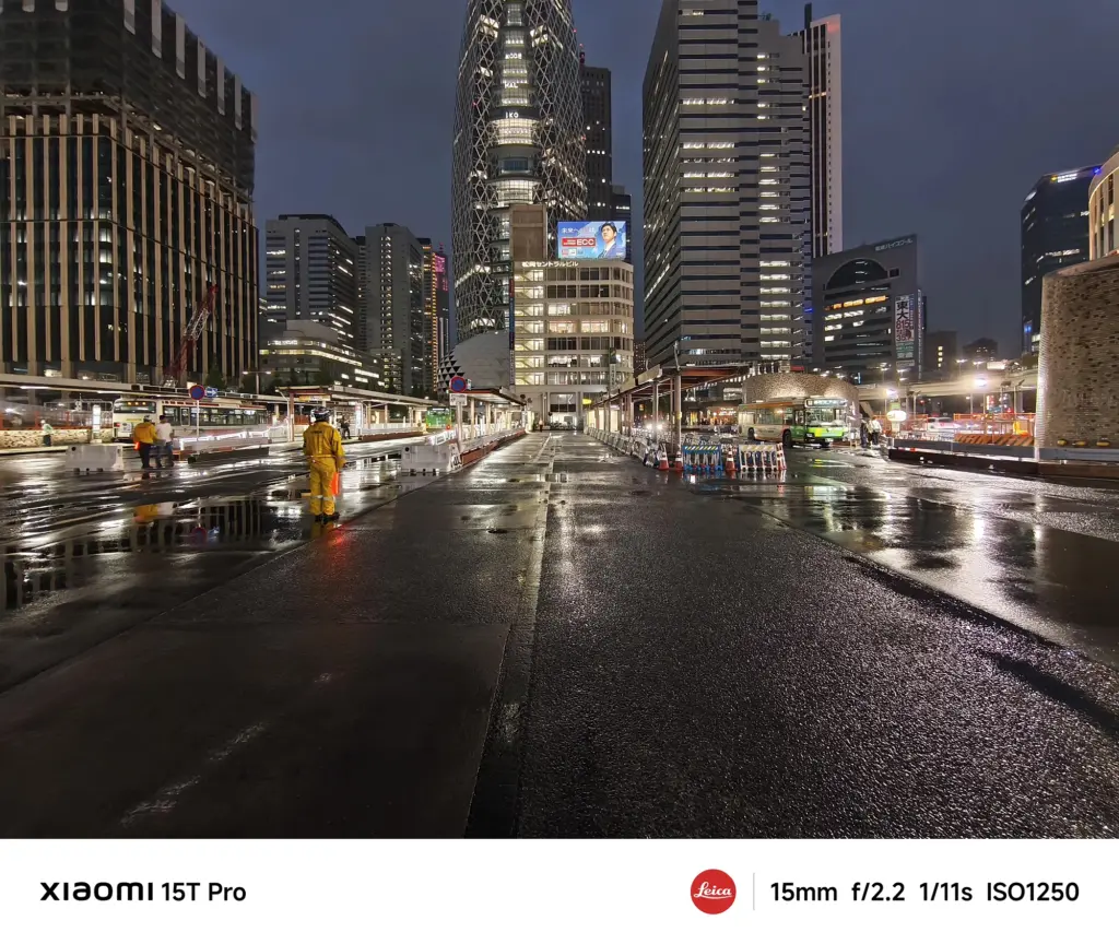 Xiaomi 15T Proで撮影した新宿の高層ビル群と濡れた駅前広場の夜景（15mm超広角）