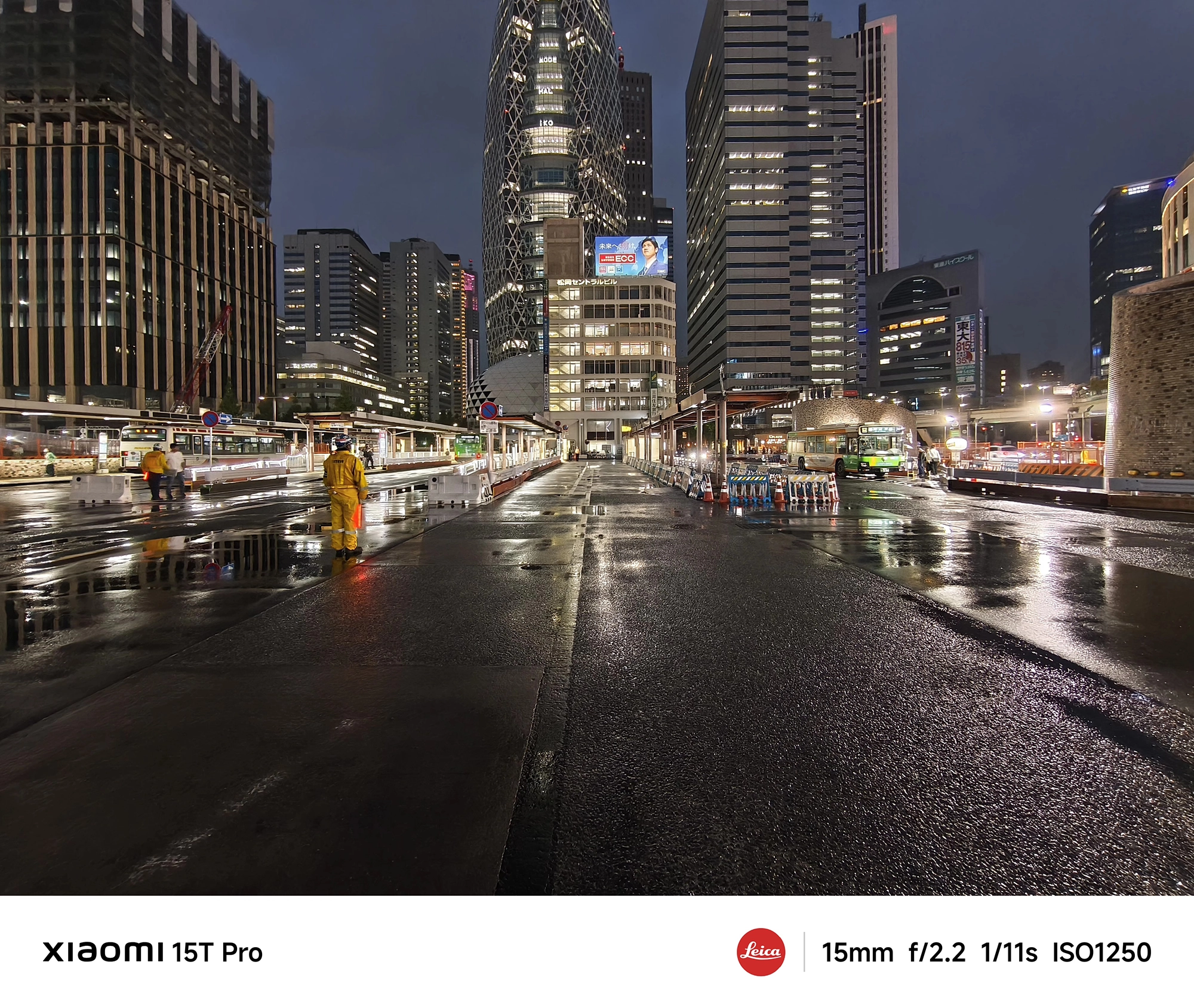 Xiaomi 15T Proで撮影した新宿の高層ビル群と濡れた駅前広場の夜景（15mm超広角）