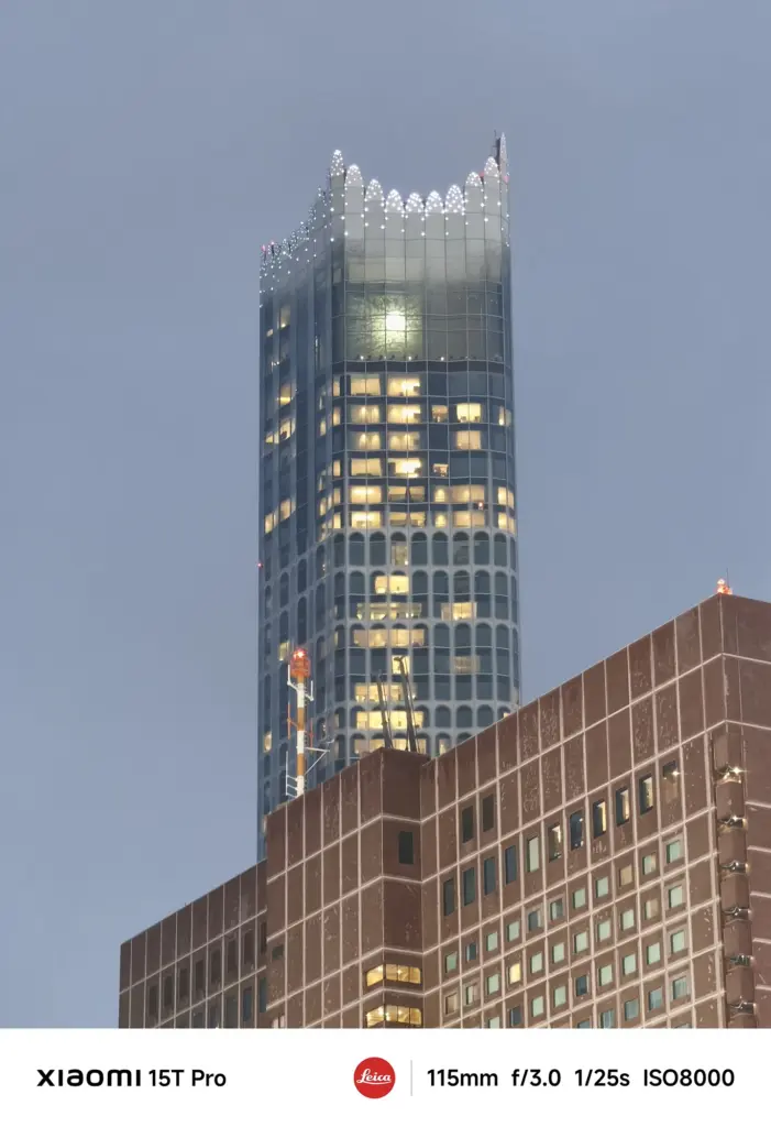 Xiaomi 15T Proで撮影した新宿パークタワー（推定）の夜景（115mm超高感度ISO8000作例）
