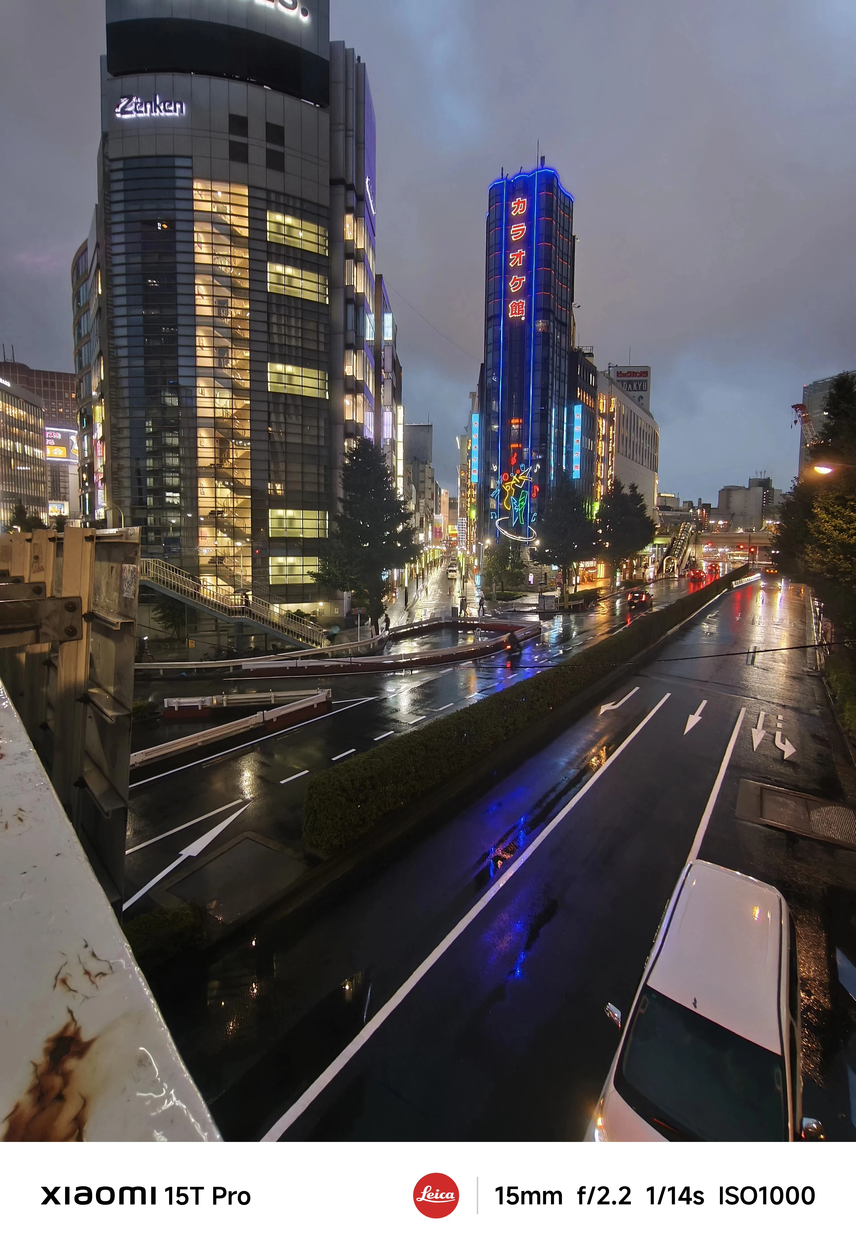 Xiaomi 15T Proで撮影した新宿駅西側の幹線道路と高層ビルの夜景（15mm超広角）