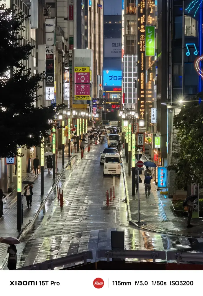 Xiaomi 15T Proで撮影した新宿のネオン街の路地の夜景（115mm望遠圧縮、濡れた路面）
