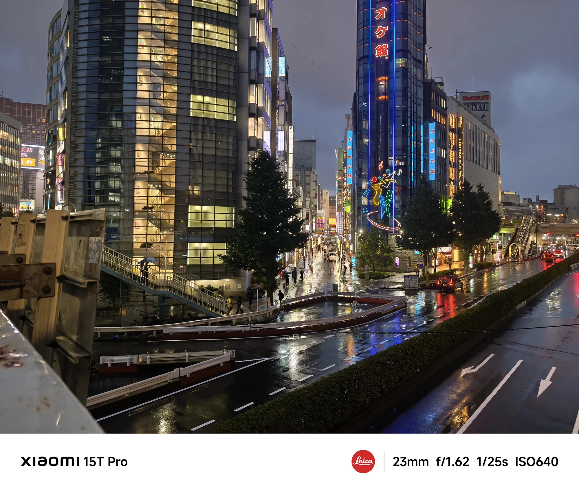 Xiaomi 15T Proで撮影した新宿駅西口広場の夜景とネオンサイン（23mm広角、濡れた路面）