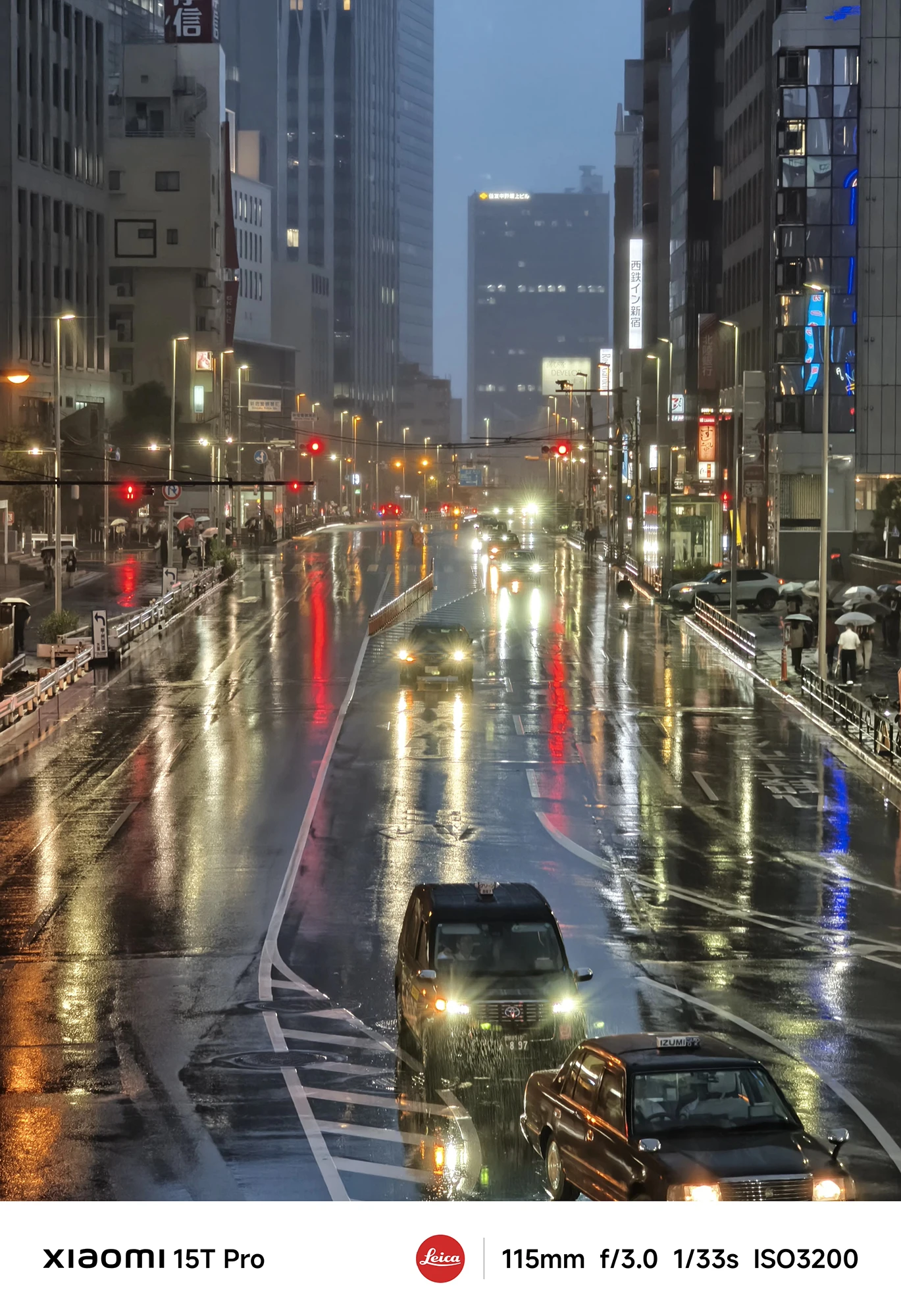 Xiaomi 15T Proで撮影した新宿の高層ビル街の幹線道路の夜景（115mm望遠、車の光の反射）