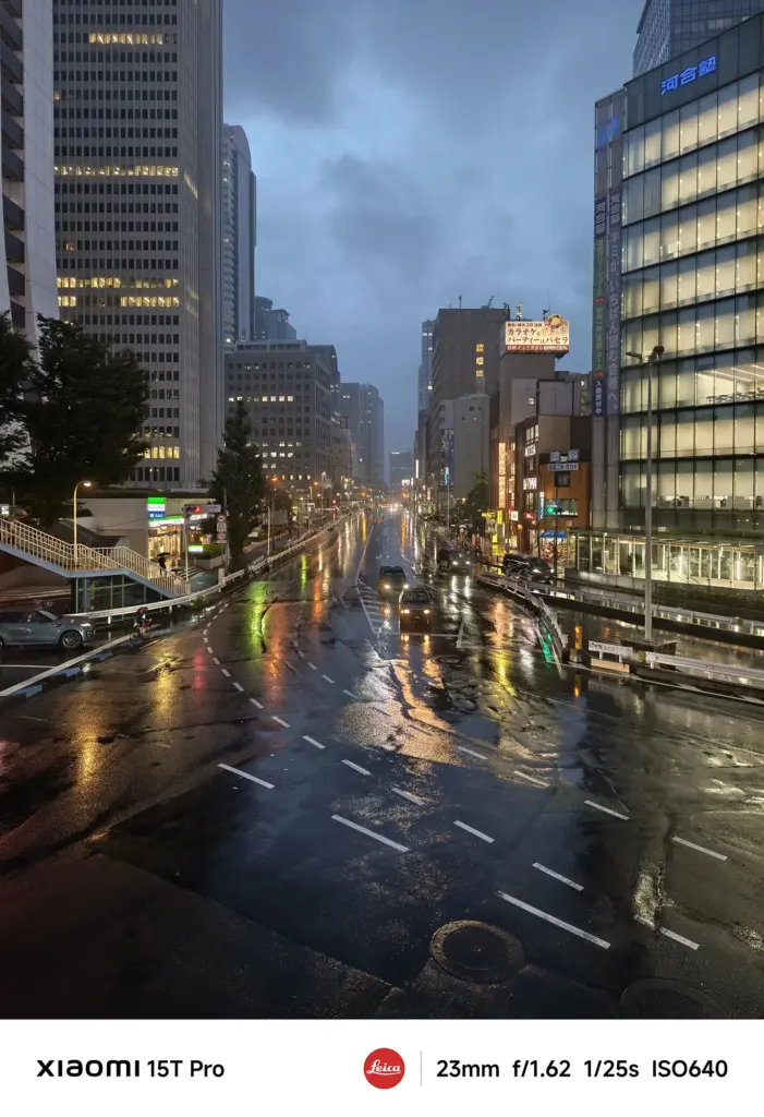 Xiaomi 15T Proで撮影した雨の都会の夜景と路面の強い光の反射（23mm広角作例）