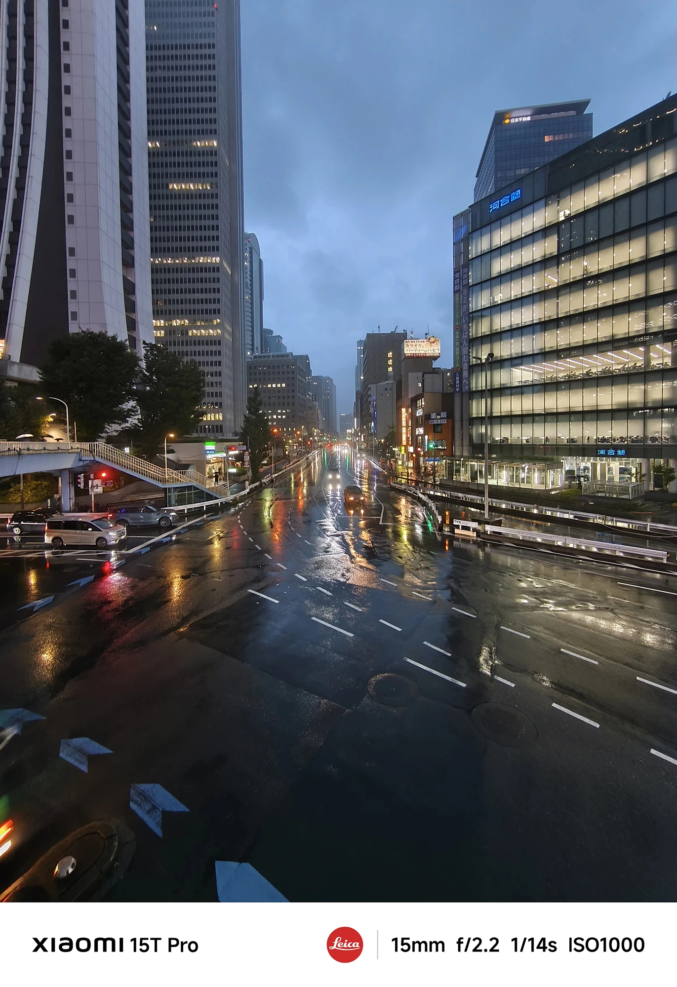 Xiaomi 15T Proで撮影した雨上がりの都会の夜景（15mm超広角、濡れた路面の光の反射）