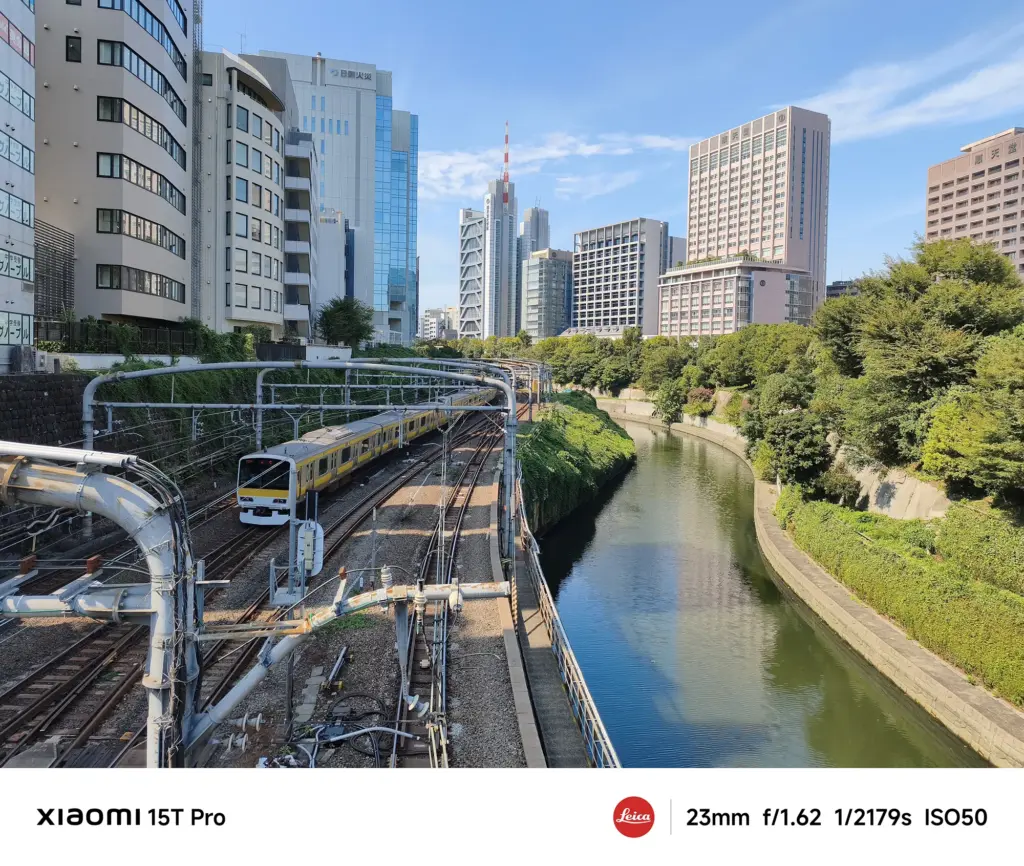 Xiaomi 15T Proで撮影した御茶ノ水 聖橋からの総武線と神田川（23mm広角作例）