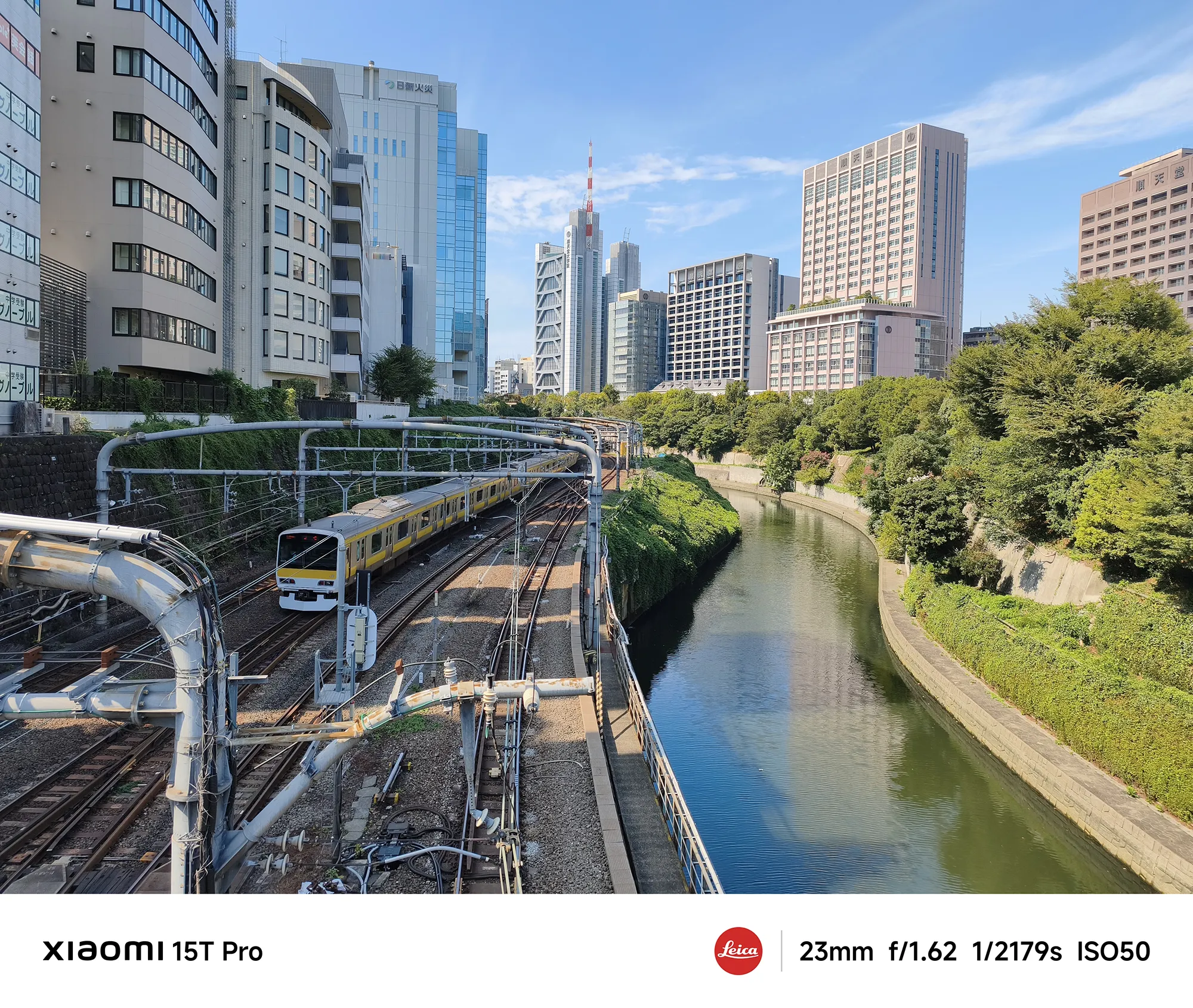 Xiaomi 15T Proで撮影した御茶ノ水 聖橋からの総武線と神田川（23mm広角作例）