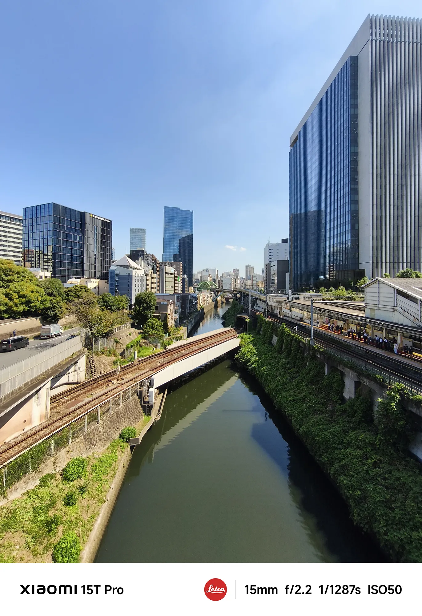 Xiaomi 15T Proで撮影した御茶ノ水の立体的な都会風景（神田川と線路の広角作例）