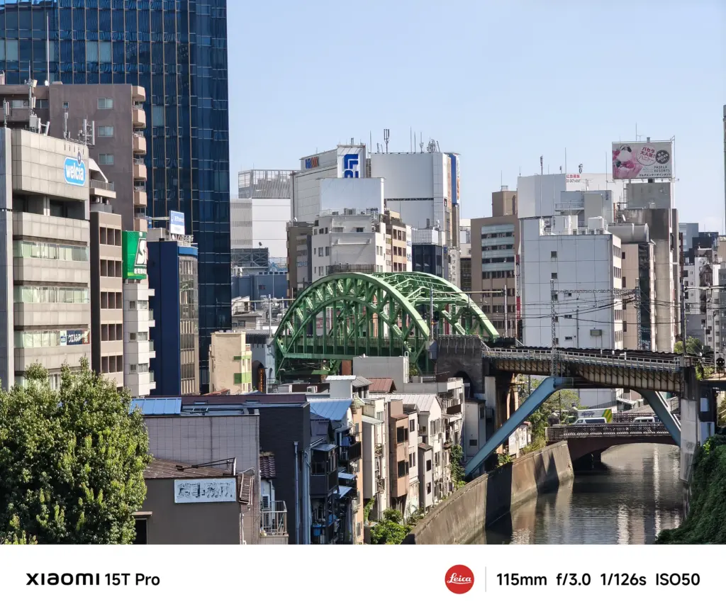 Xiaomi 15T Proで撮影した松住町架道橋と密集したビル群（115mm望遠圧縮作例）