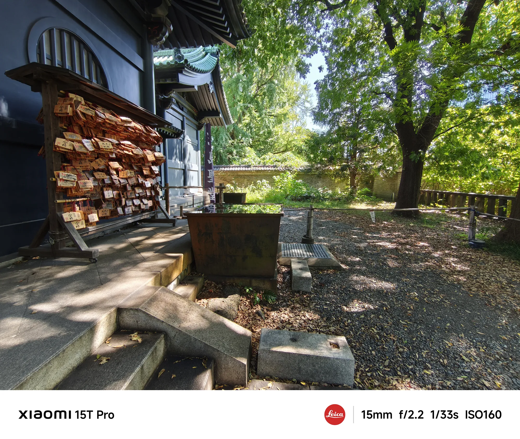 Xiaomi 15T Proで撮影した湯島聖堂の絵馬掛けと木漏れ日（Leica 15mm 広角作例）