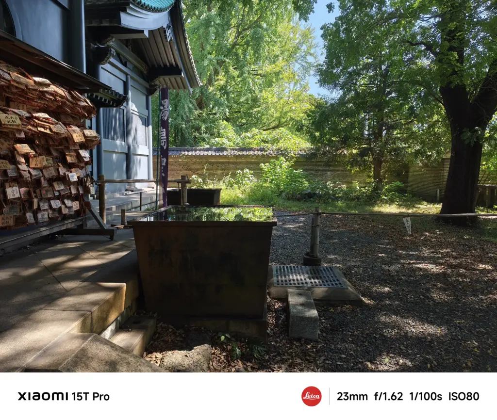 Xiaomi 15T Proで撮影した湯島聖堂の絵馬と手水鉢（23mm 標準広角作例）