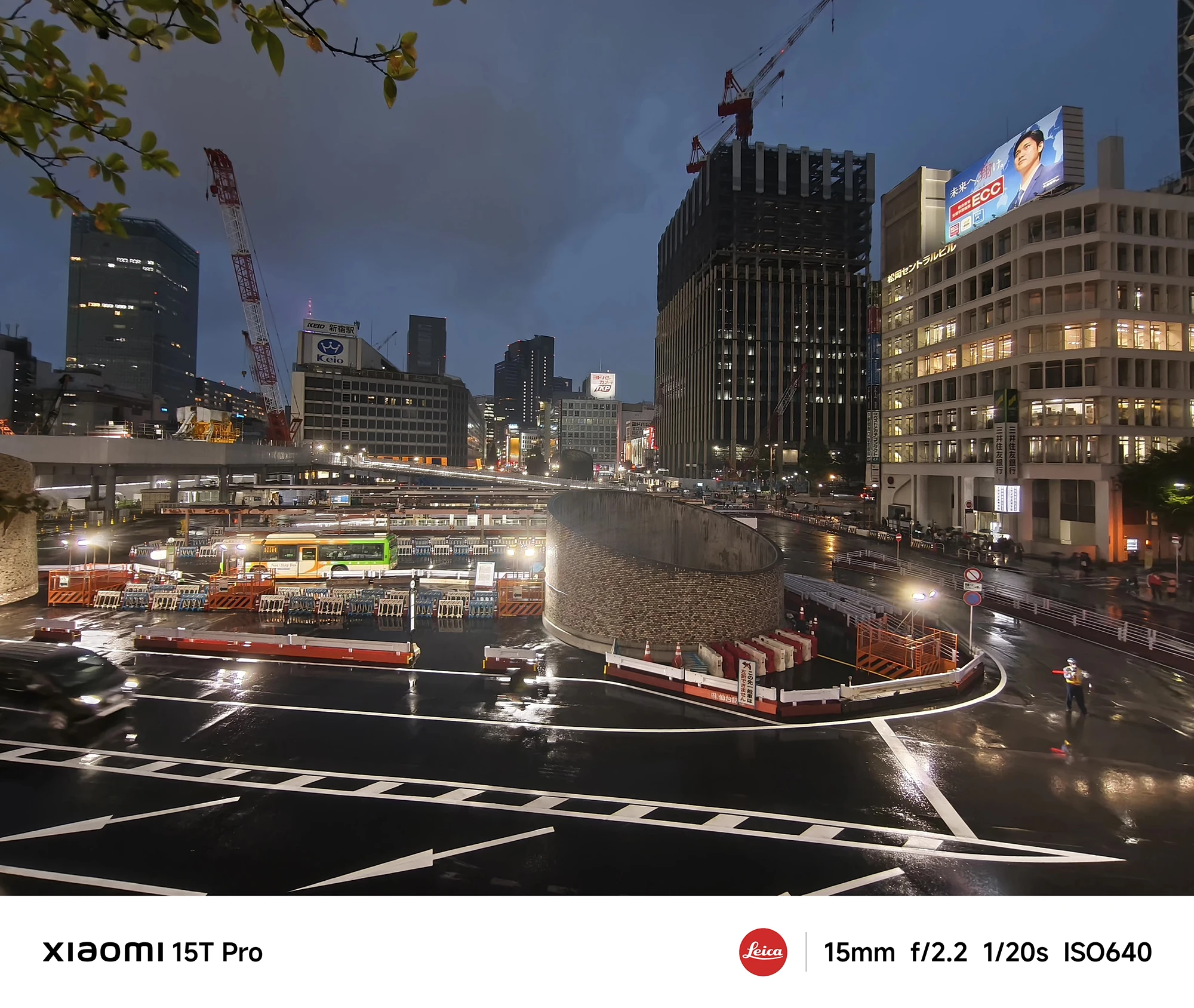 Xiaomi 15T Proで撮影した西武新宿駅付近交差点の夜景（15mm超広角、ネオンと反射）