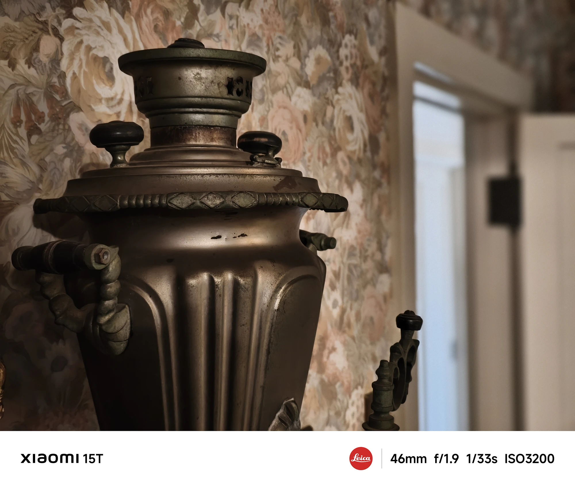 Xiaomi 15Tのポートレートモードで撮影した金属製ポット。滑らかな背景ボケと落ち着いた色調がクラシカルな雰囲気を演出