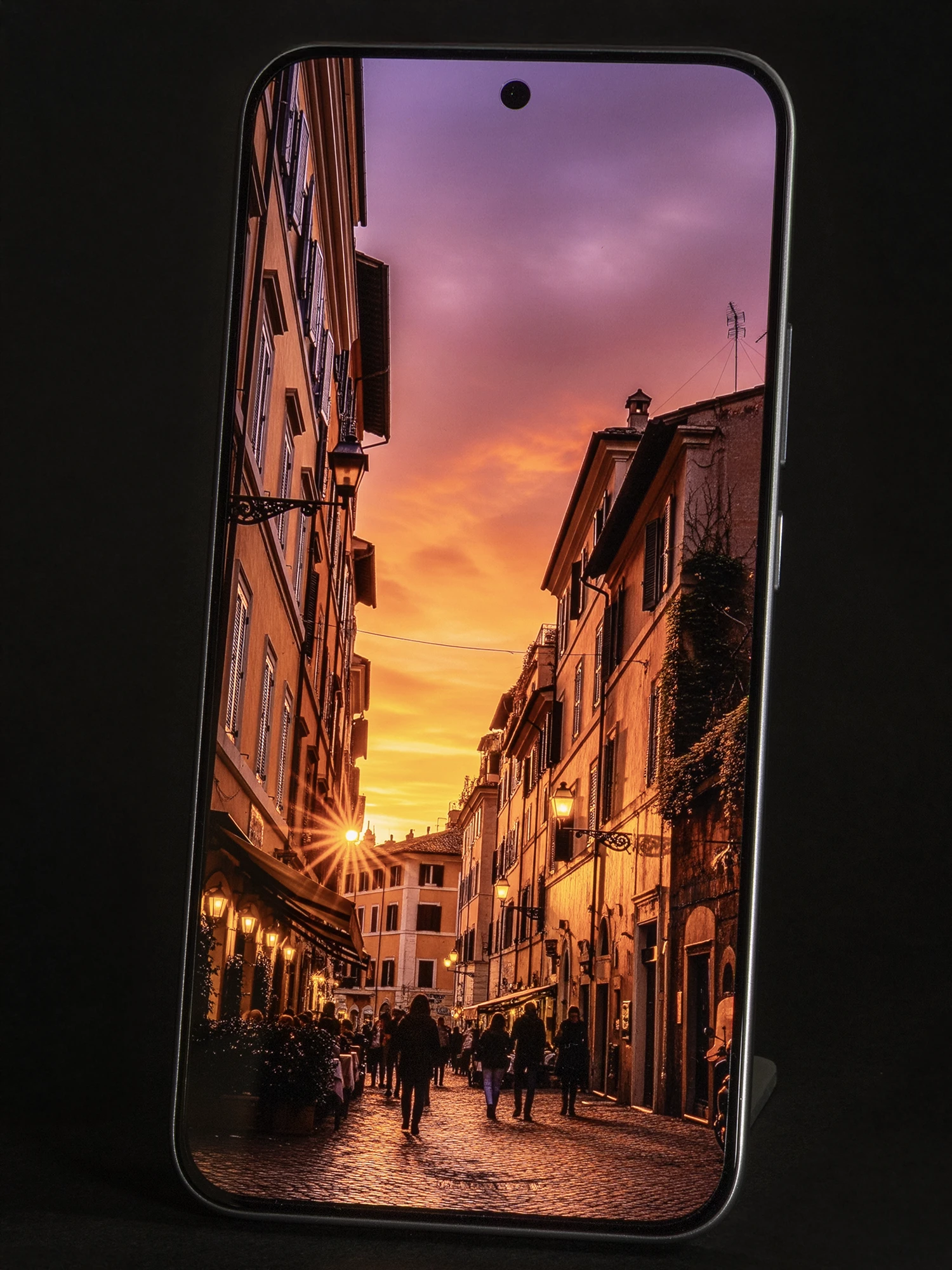 Xiaomi 15Tのディスプレイに夕焼けと町並みを表示