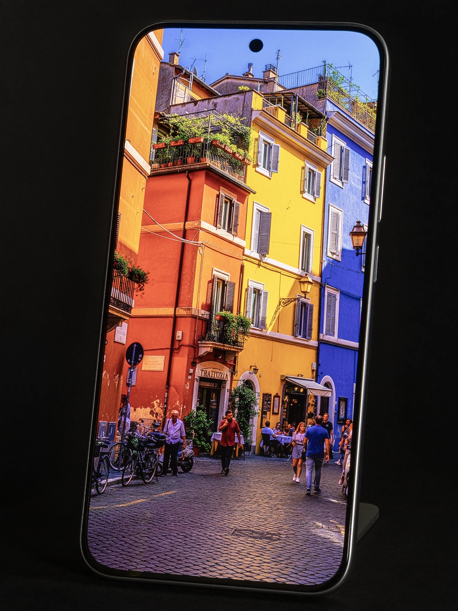 Xiaomi 15Tのディスプレイにカラフルな欧州の町並みを表示