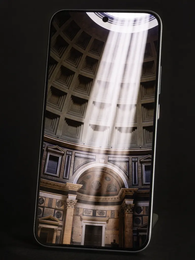 Xiaomi 15Tのディスプレイに光が差し込む屋内を表示