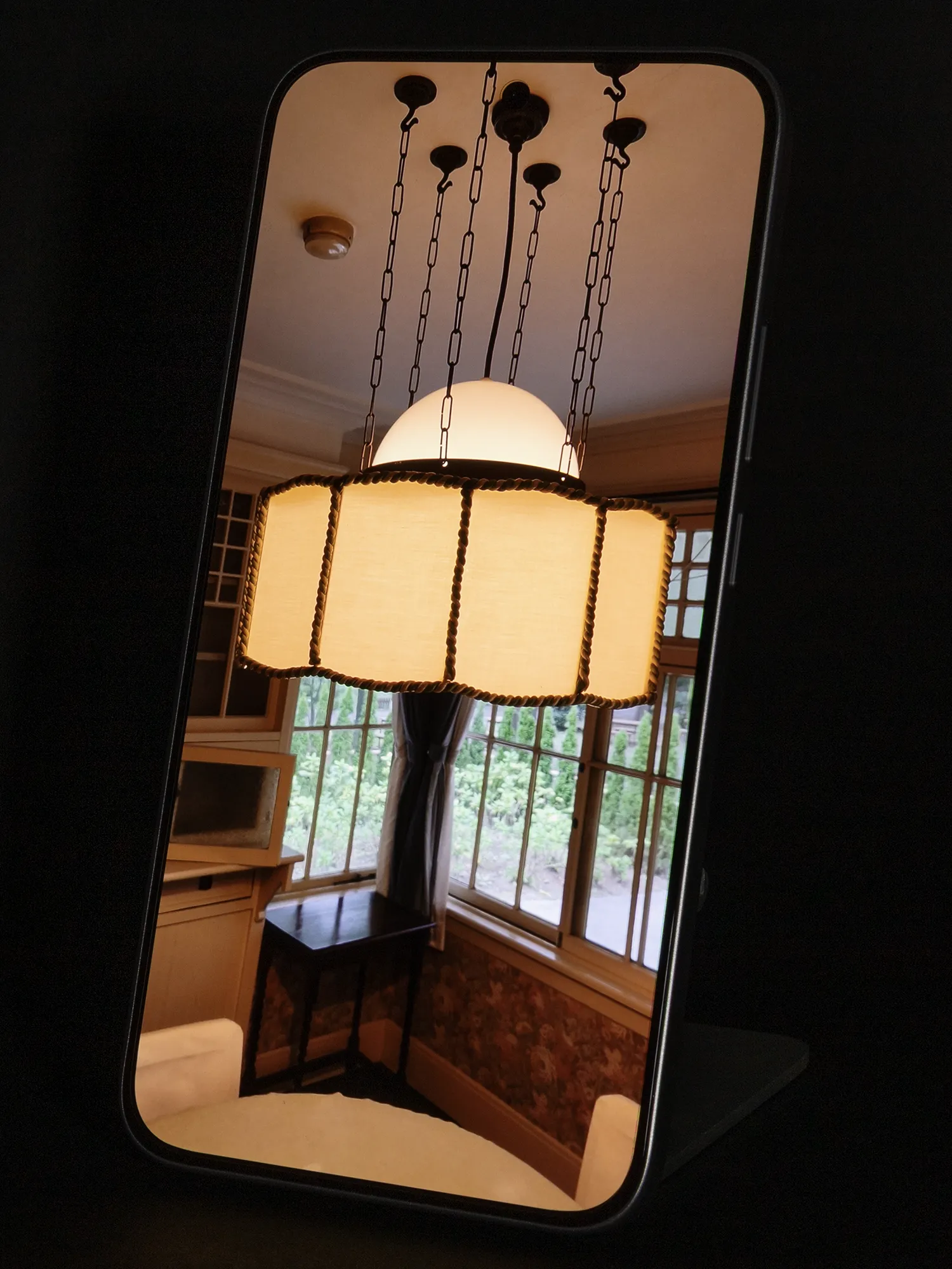 Xiaomi 15Tのディスプレイにモダンな部屋と照明を表示