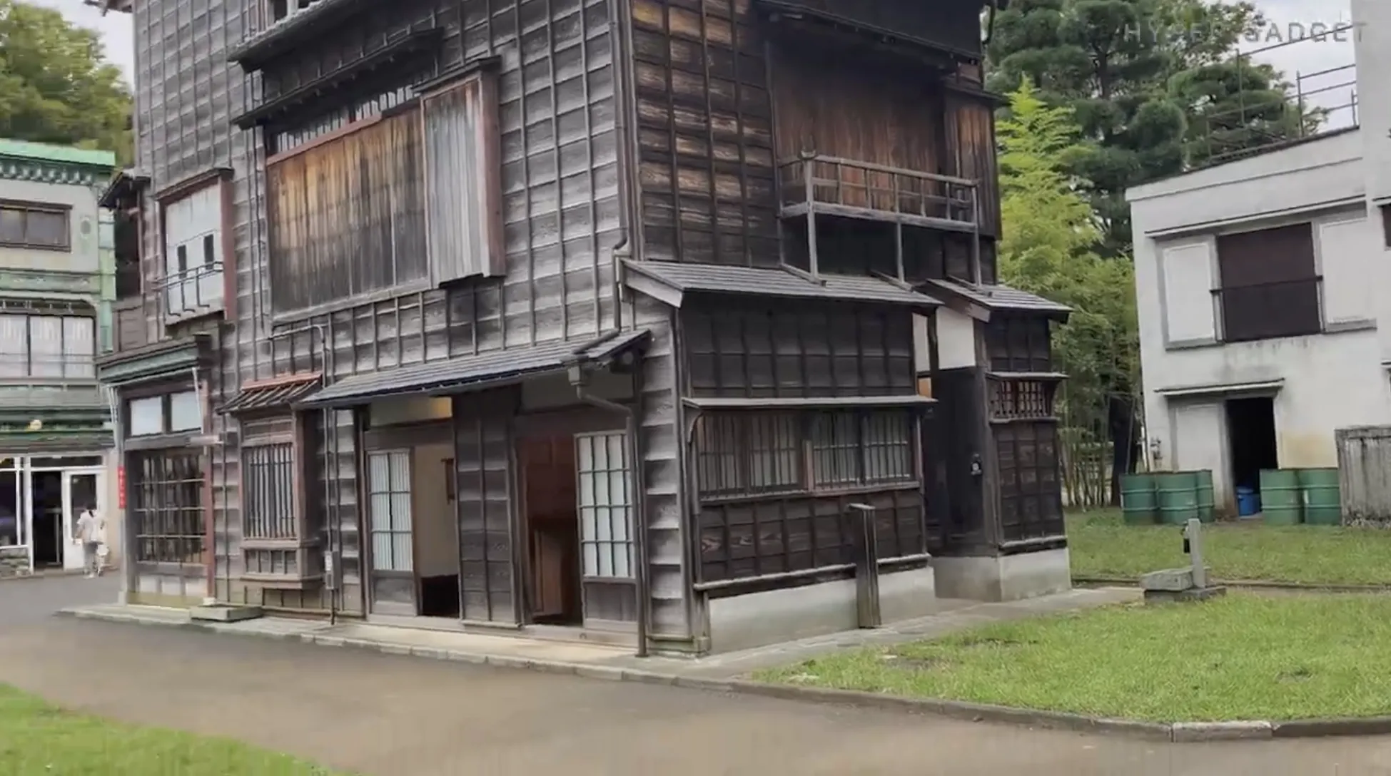 Xiaomi 15T Proで撮影した縦板張りの古い木造商家（町家）と洋風建築が混在する日本のレトロな街並み（動画サムネイル）