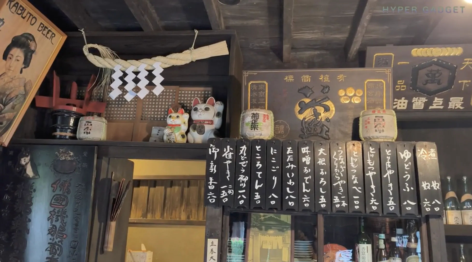 Xiaomi 15T Proで撮影した昔のメニュー日本の古い居酒屋の店内棚に並ぶ招き猫と酒樽、手書きメニューのレトロな風景（動画サムネイル）