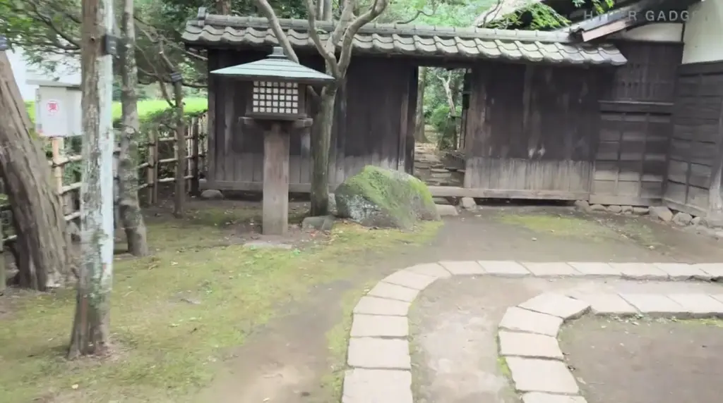 Xiaomi 15T Proで撮影した日本の古い木造の門と石灯籠、苔むした石畳の庭園風景（動画サムネイル）