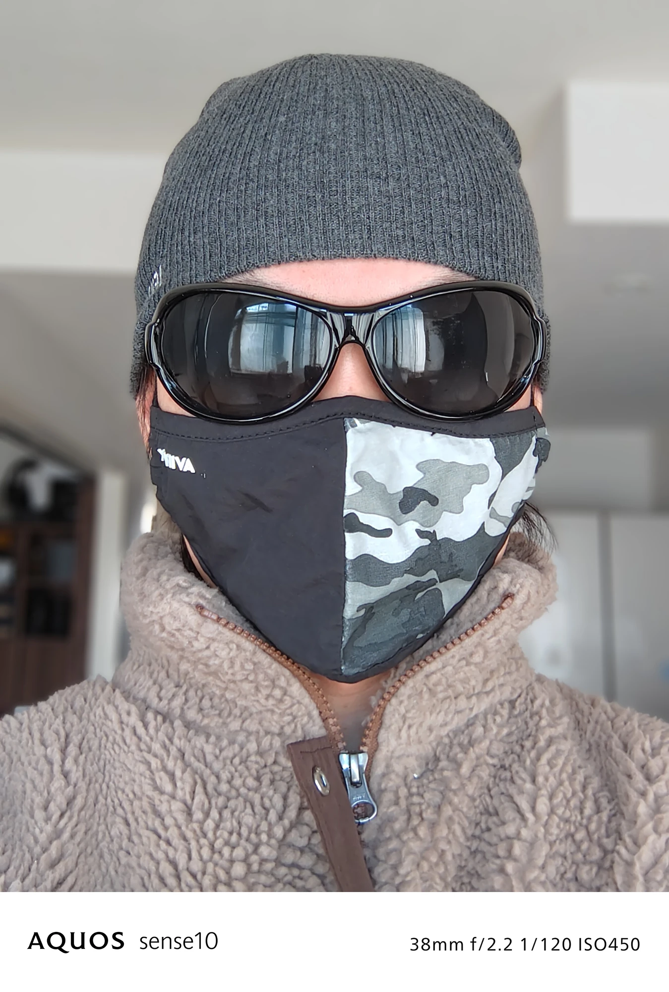 AQUOS sense10 撮影サンプル　人物（自撮り/ポートレート）と屋内背景（望遠側）38mm f/2.2 1/120 ISO450