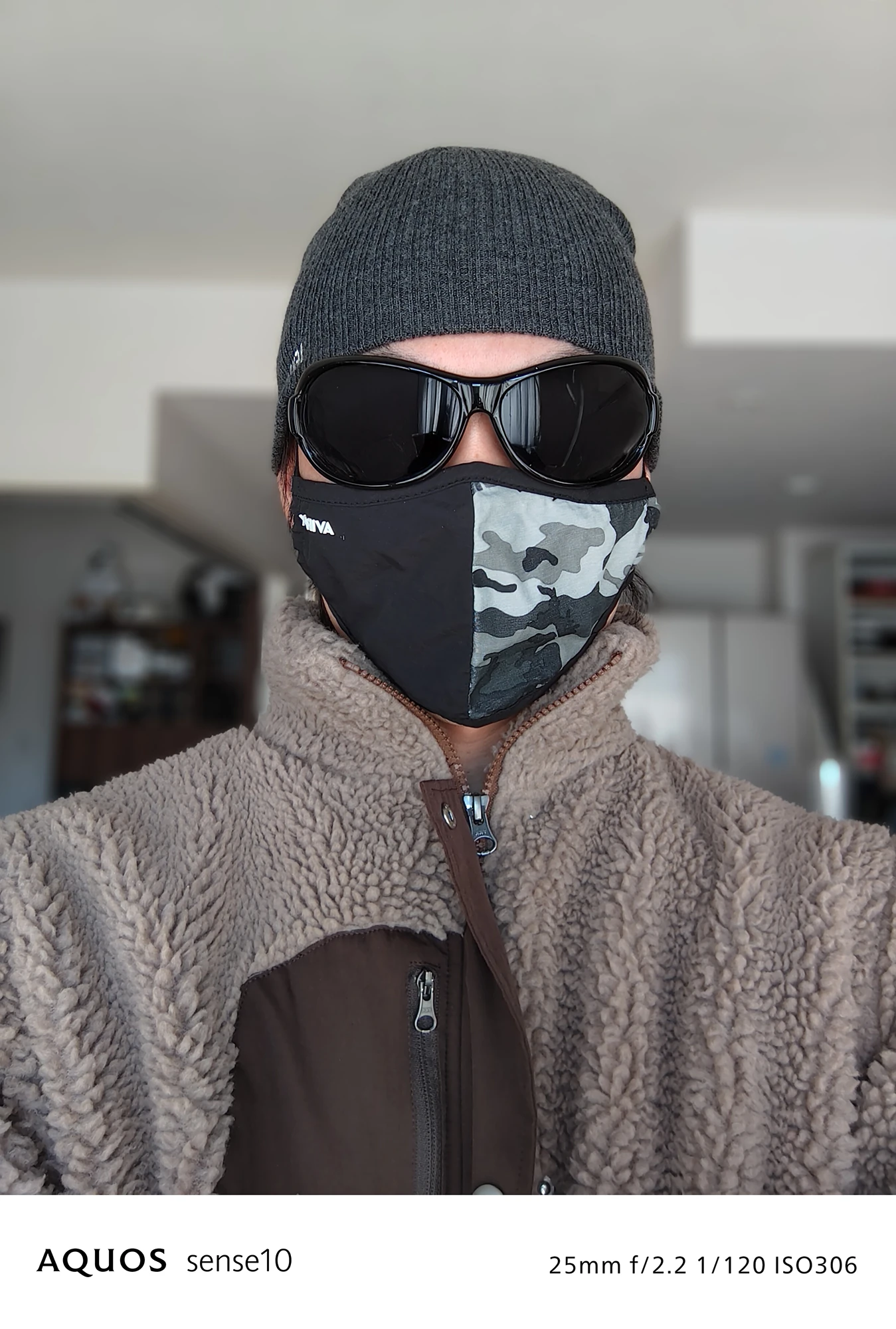 AQUOS sense10 撮影サンプル　人物（自撮り/ポートレート）と屋内背景25mm f/2.2 1/120 ISO306