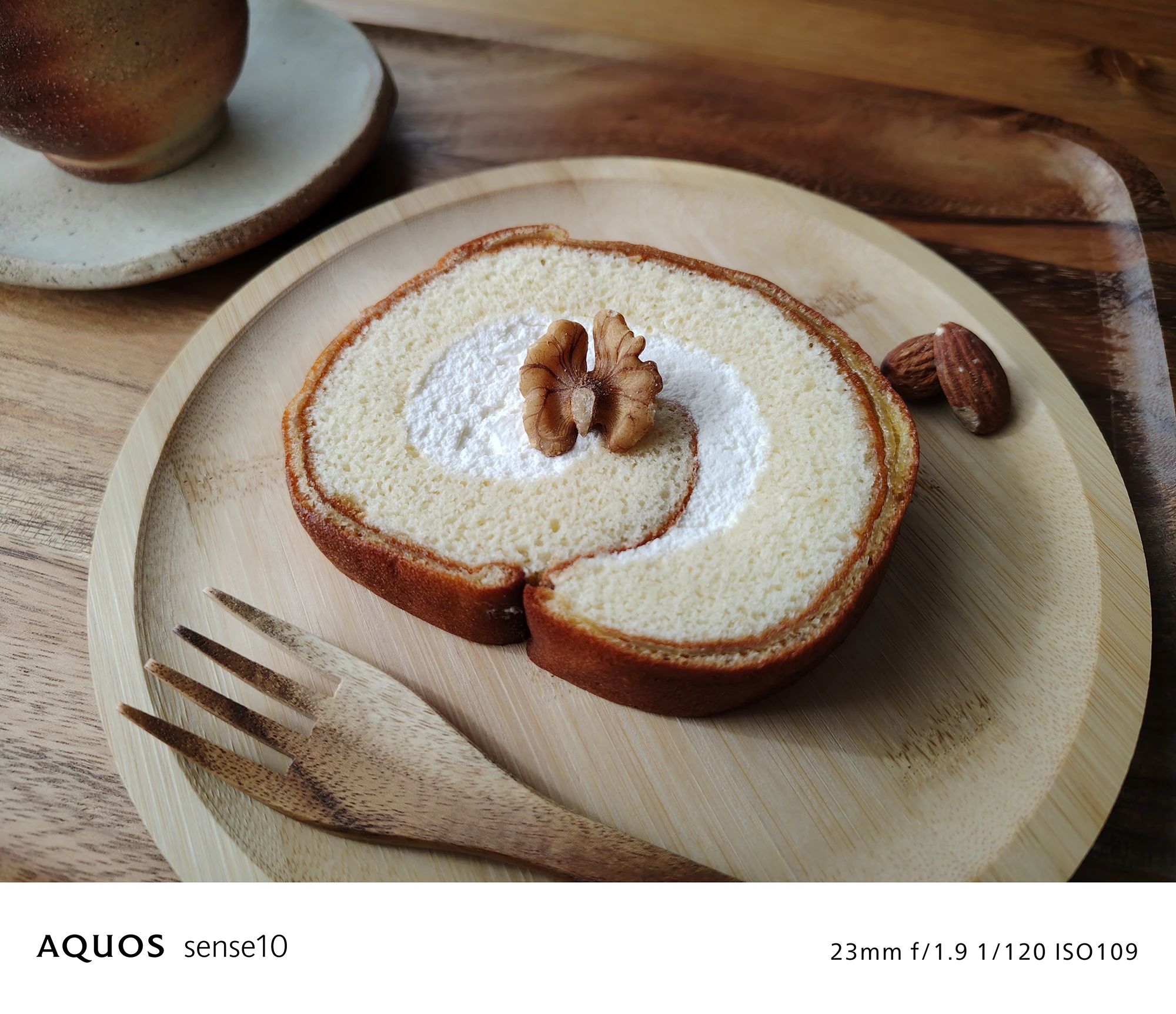 AQUOS sense10 撮影サンプル　ロールケーキとナッツ（クローズアップ、料理）23mm f/1.9 1/120 ISO109