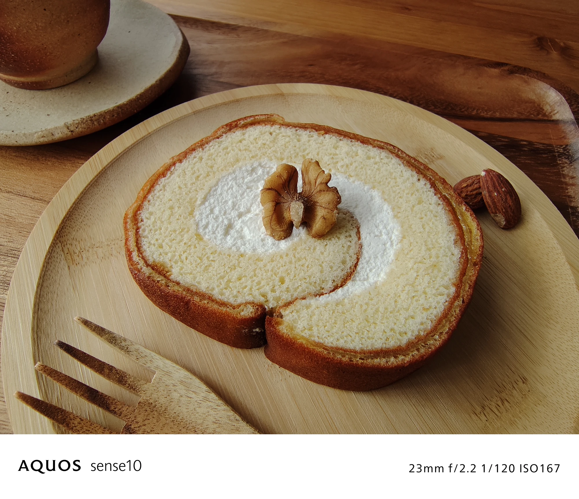 AQUOS sense10 撮影サンプル　ロールケーキとナッツ（クローズアップ、料理、別露出）23mm f/2.2 1/120 ISO167