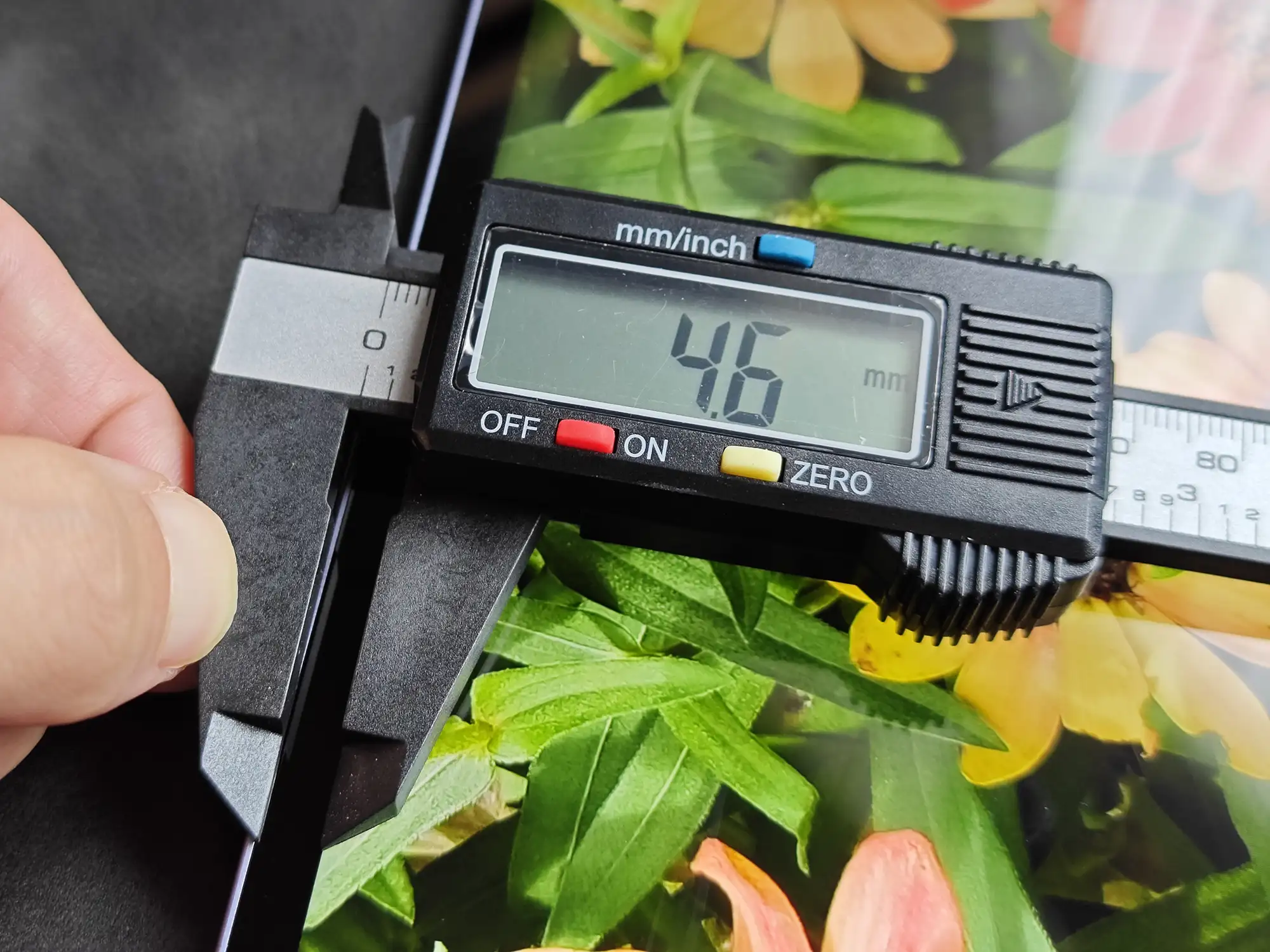 デジタルノギスでタブレットのベゼル幅を計測。ディスプレイ外側の額縁幅が$4.6\text{ mm}$であることが分かる。