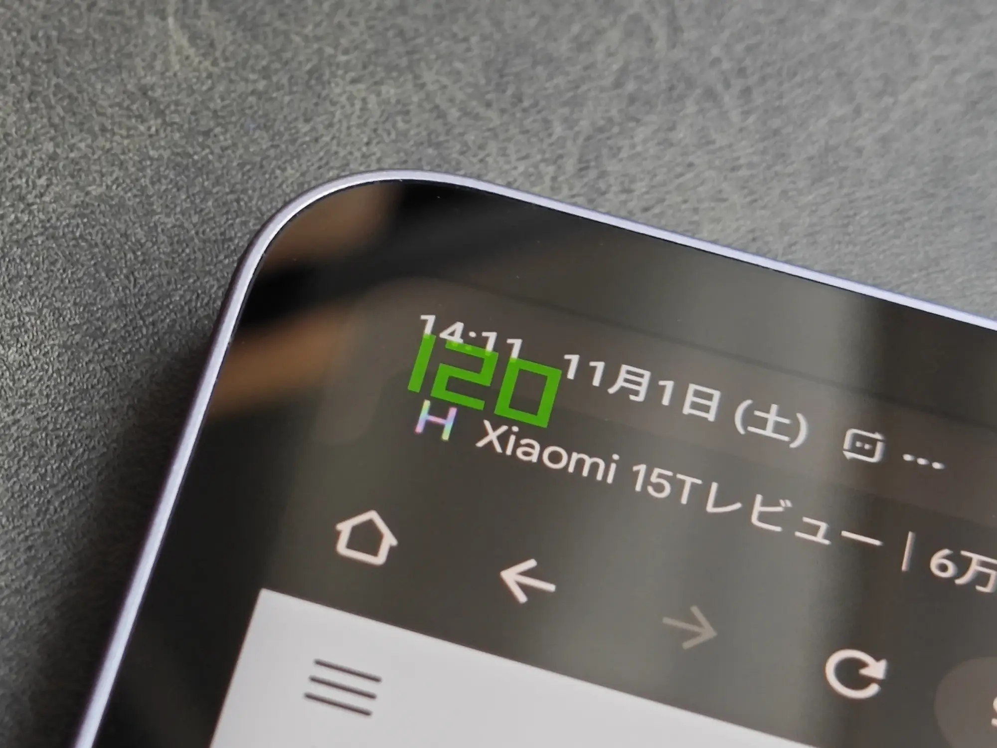 スマートフォン(タブレット)の画面に表示された$120\text{ Hz}$のリフレッシュレートインジケーター。高リフレッシュレートが動作していることを示している。