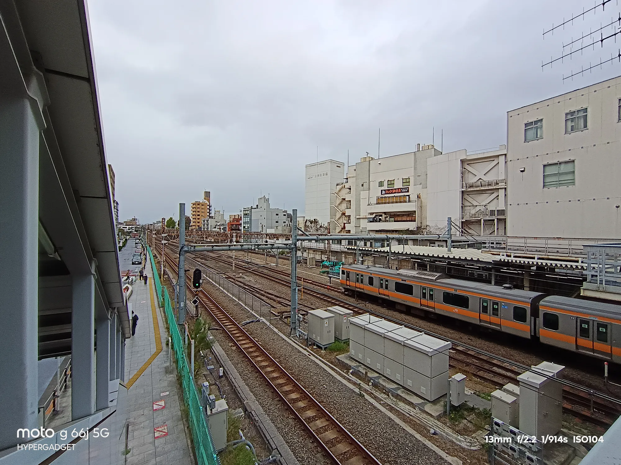 moto g66j 5Gの超広角カメラ作例：駅のホームから撮影した広範囲の線路と停車中の電車（武蔵野線/京葉線）。広い画角と建物描写をレビュー