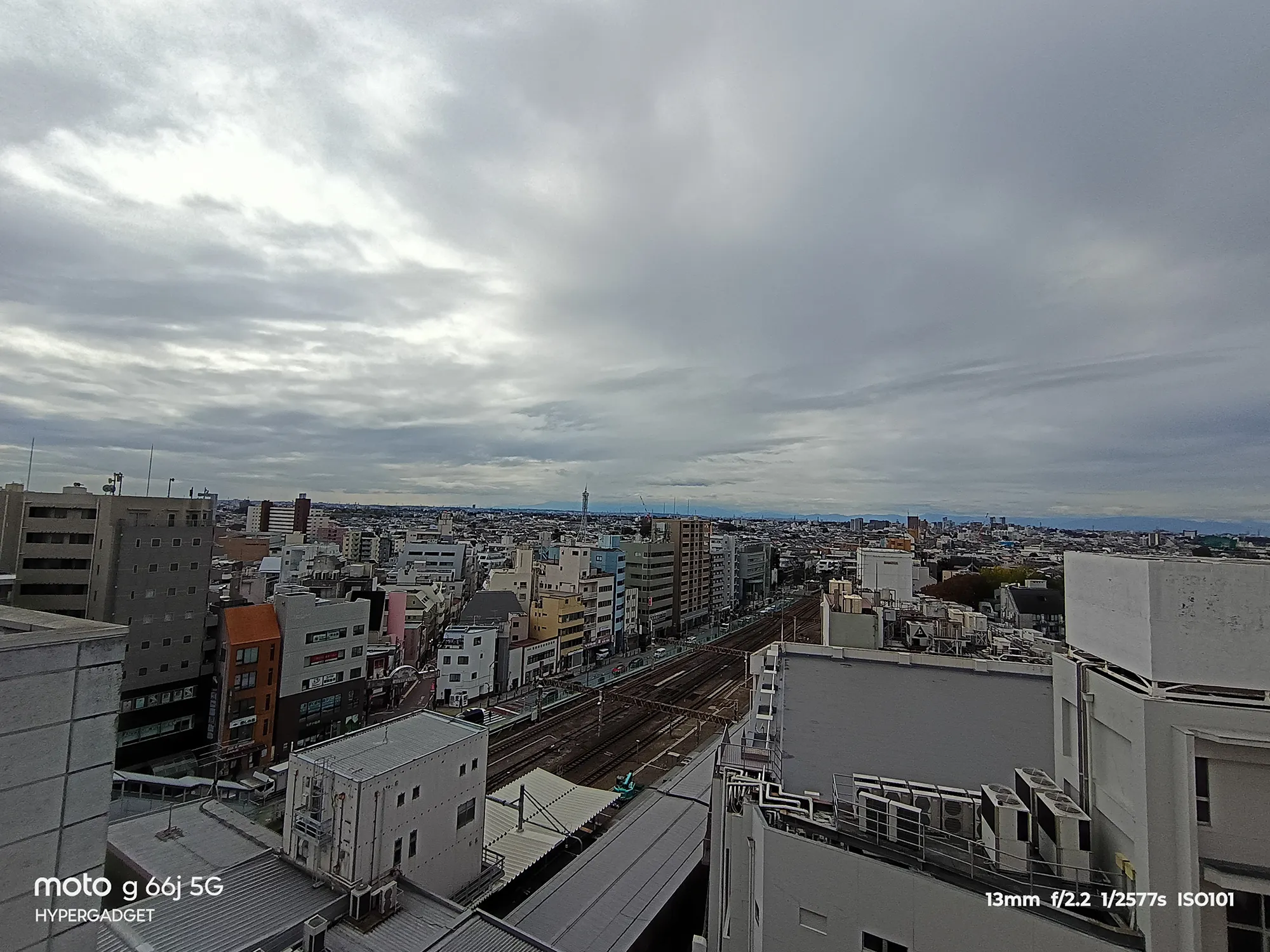 moto g66j 5Gの超広角カメラ作例：高層階から見下ろした広大な都市の遠景と曇り空。遠景の解像感と空の階調をレビュー
