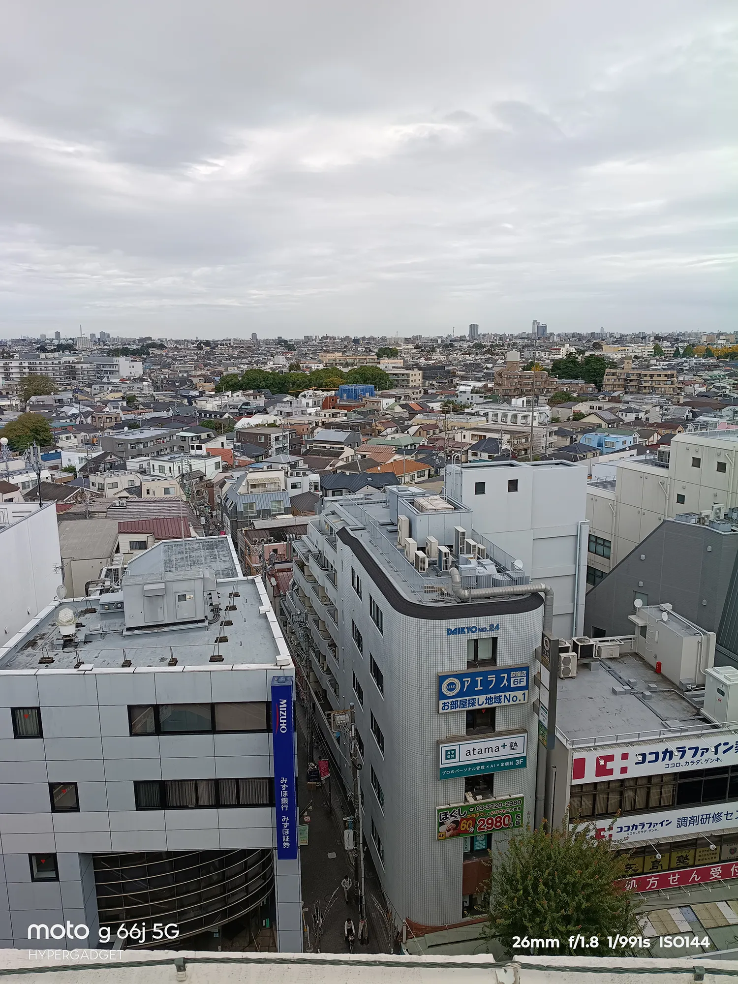 moto g66j 5Gのカメラ作例：高層階から俯瞰で撮影した広大な住宅地と都市の町並み遠景