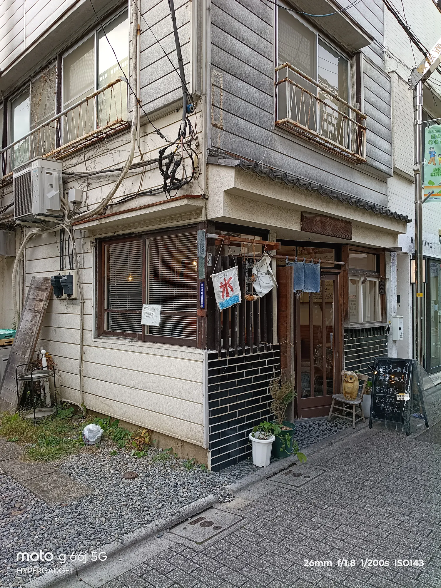 moto g66j 5Gのカメラ作例：角地にあるレトロな日本家屋風店舗の外観。古びた建物の質感と氷の旗を写した町並み