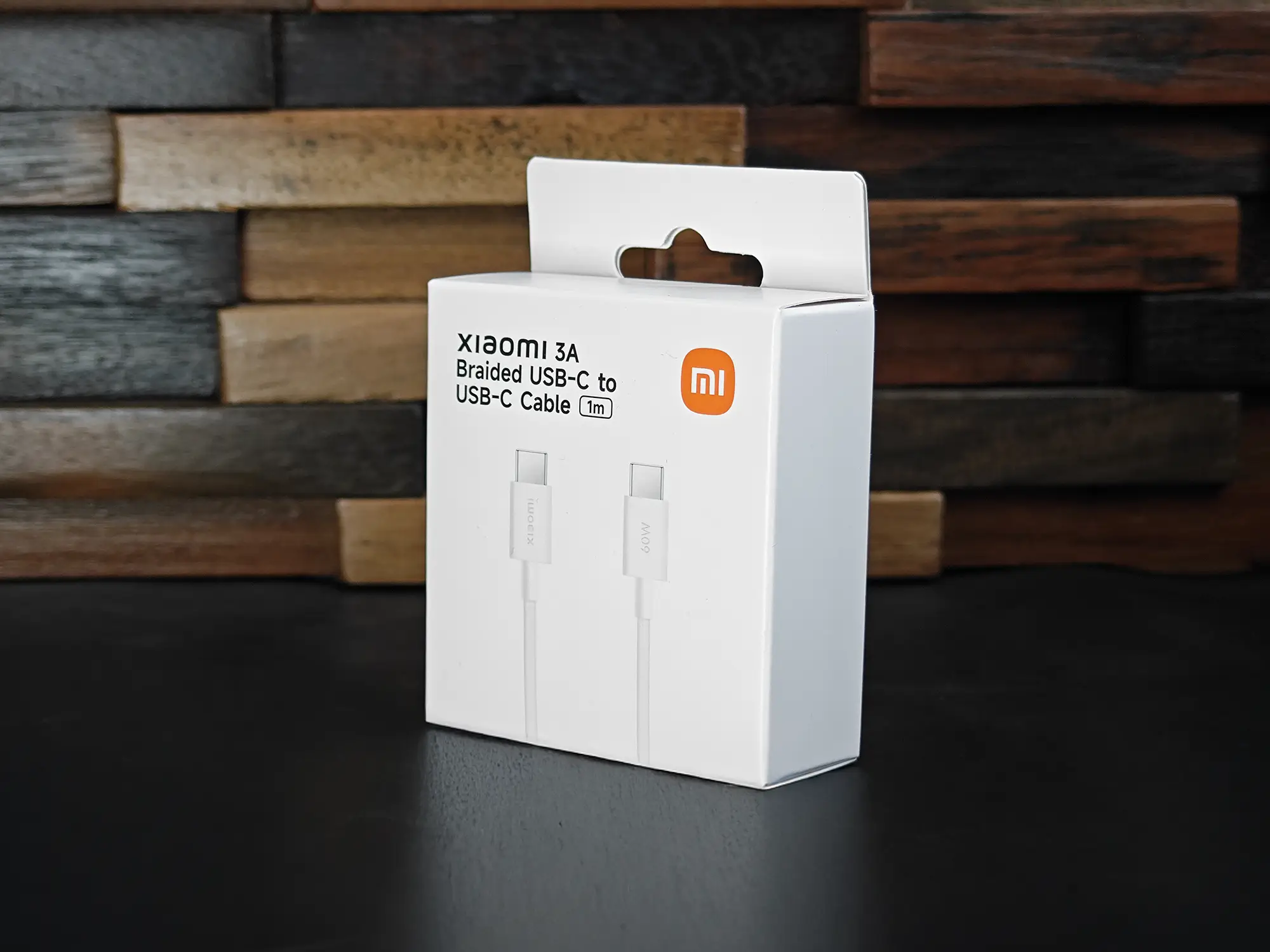 Xiaomi (シャオミ) 3A Braided USB-C to USB-C ケーブル (1m) の製品パッケージ。白色の箱にはケーブルのイラストと60Wの表記がある。