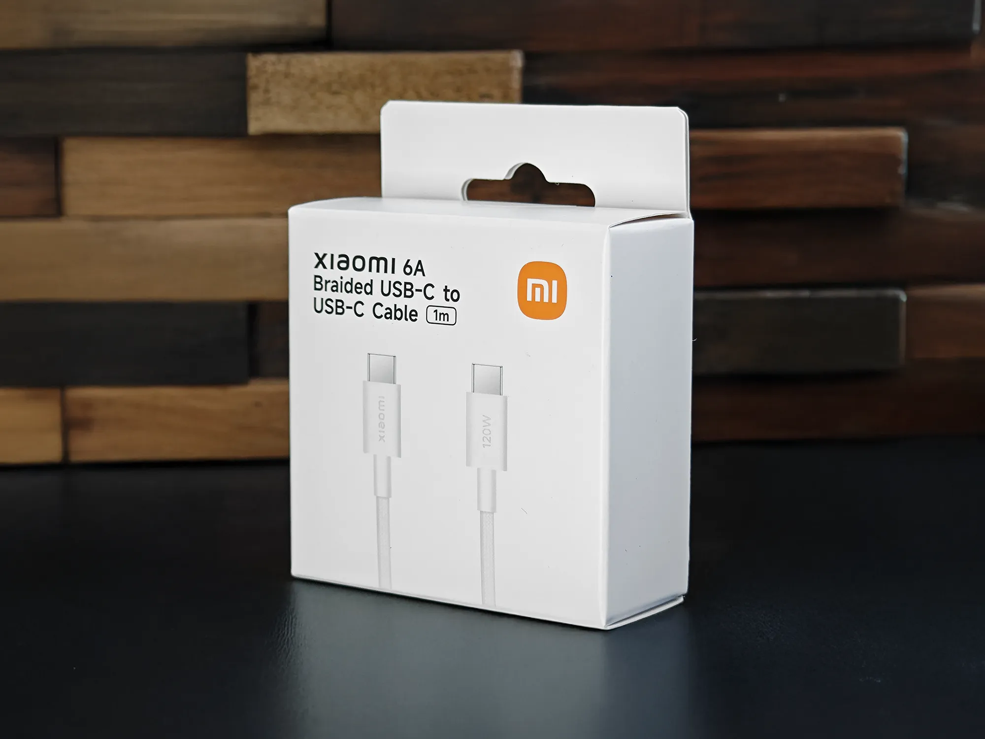 Xiaomi (シャオミ) 6A Braided USB-C to USB-C ケーブル (1m) の製品パッケージ。白色の箱にはケーブルのイラストと120Wの表記がある。