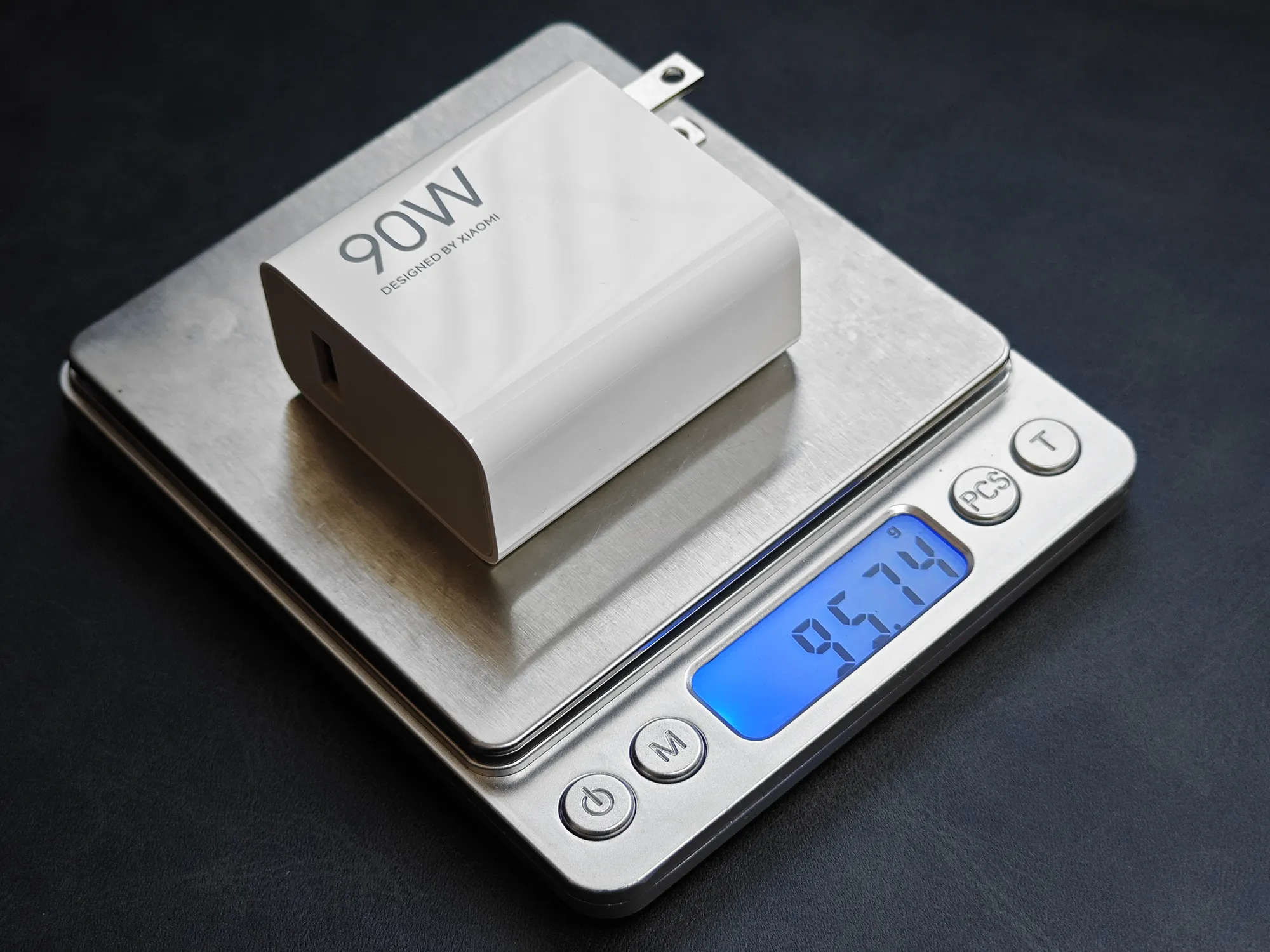 Xiaomi 90W GaN (窒化ガリウム) 急速充電器の軽量性を示す実測重量。本体重量は95.74gで、携帯性に優れることを強調。