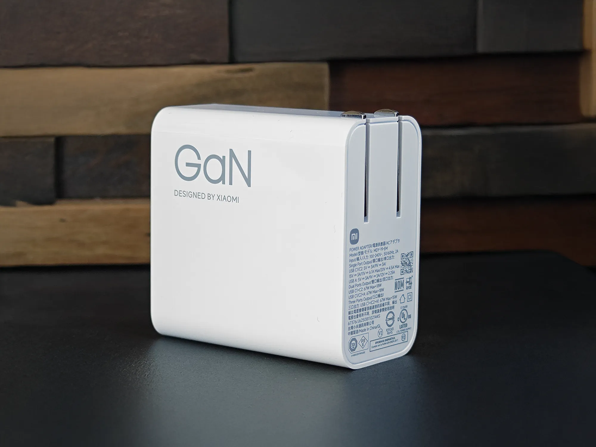 Xiaomi (シャオミ) 製のGaN (窒化ガリウム) 急速充電器。白く角ばったデザインで、プラグ部分に製品仕様のテキストがある。