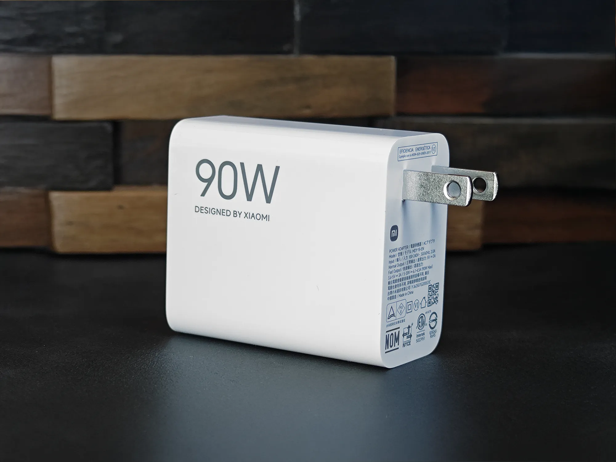 Xiaomi (シャオミ) 製の90W AC充電器 (電源アダプター)。白く角ばったデザインで、折りたたみ不可のUS/JPプラグを搭載。