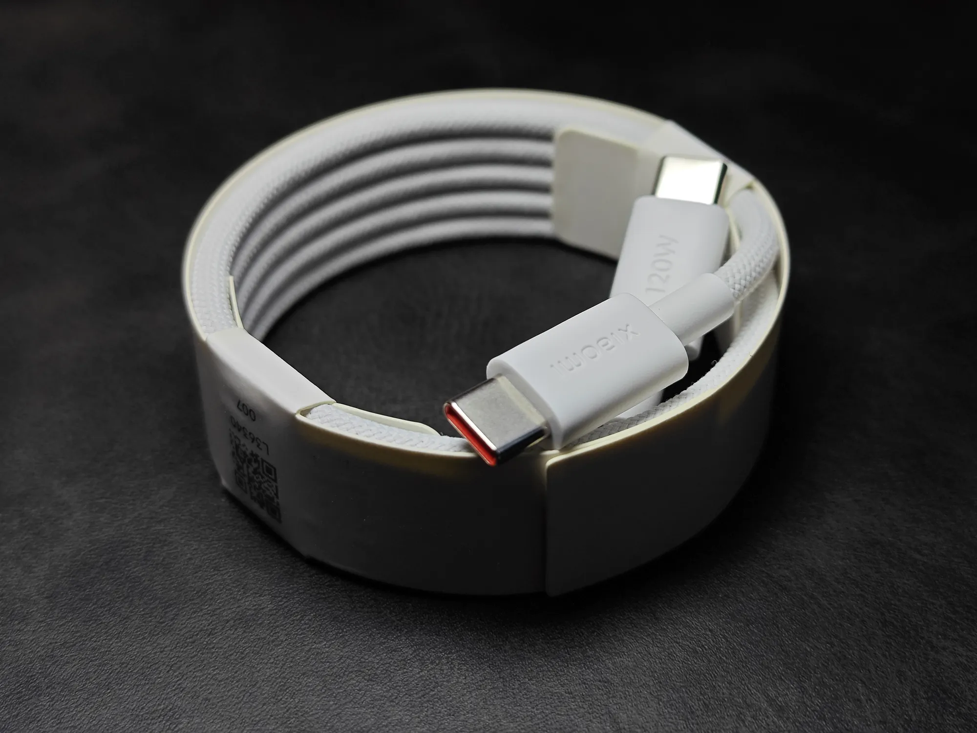Xiaomi (シャオミ) 製のUSB Type-C to Type-C ケーブル。白色の編み込み (Braided) ケーブルが巻かれた状態で、コネクタ部分が見えている。